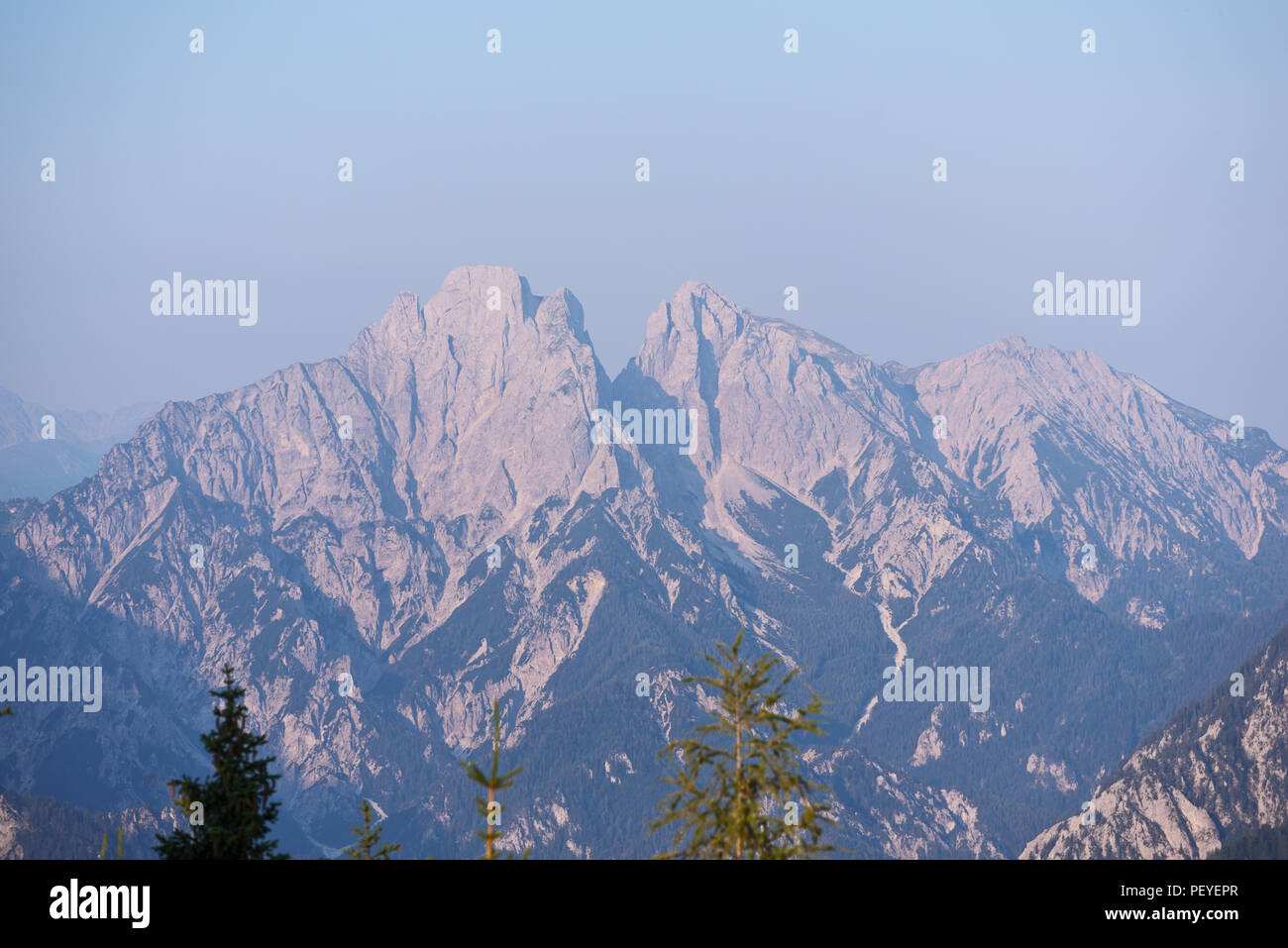 Rocky Mountains des steirischen Kalkalpen Nationalpark Gesäuse in Österreich, beleuchtet von der aufgehenden Sonne am frühen Morgen. Stockfoto
