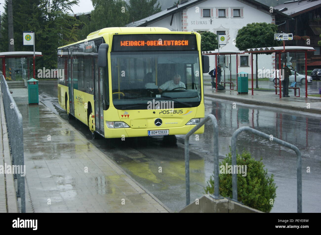 Mercedes Benz Citaro Single Deck Bus von Postauto am Bahnhof Seefeld, Tirol Österreich Stockfoto