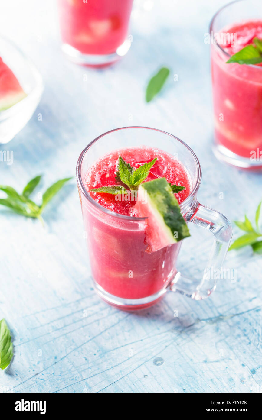 Kalten Sommer Getränke von Wassermelone und Minzeblättchen Stockfoto