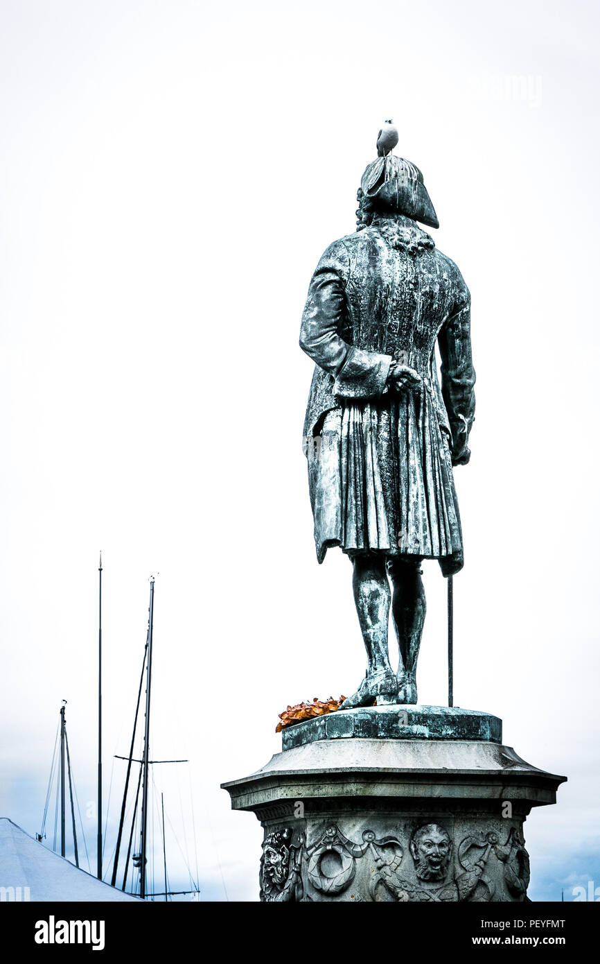 Bergen, Norwegen, 23. Juli 2018: Die Statue des Dichters Ludvig Holberg Baron dient als Rest für eine Möwe und ist in Vogel Wurf abgedeckt. Stockfoto