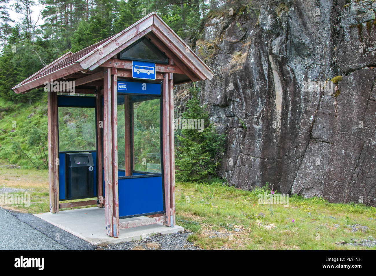 Bushaltestelle in einer bergigen Umgebung in Norwegen. Stockfoto