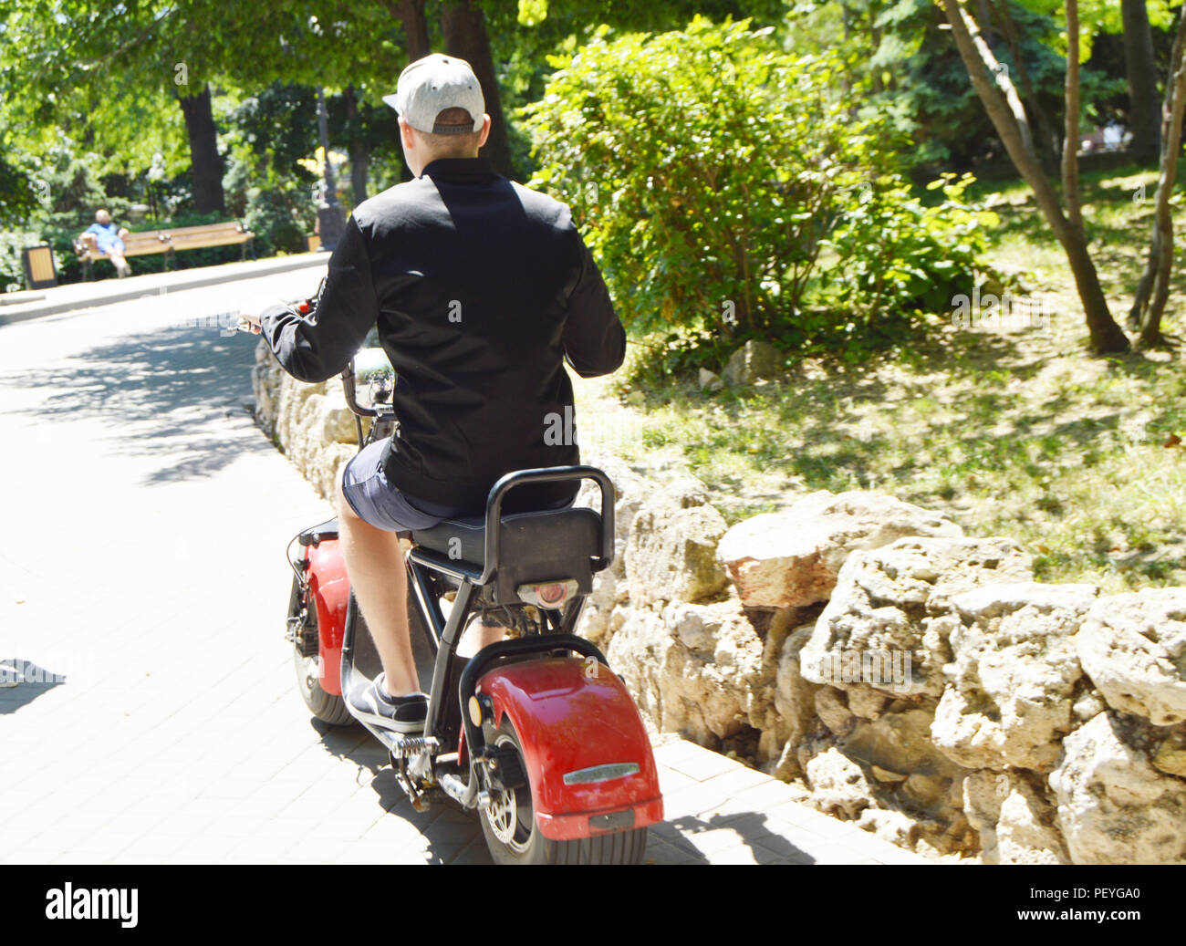 Reiter Auf Einem Roller Fahren In Der Stadt An Einem Sonnigen Im Park Stockfotografie Alamy