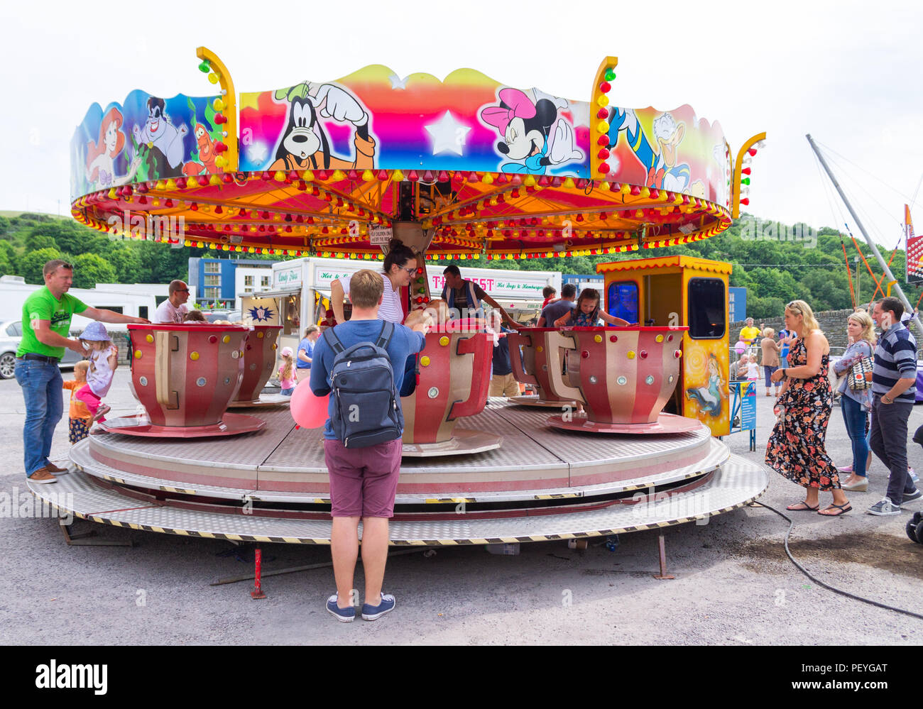 Familie im Sommerurlaub oder im Urlaub auf einem Messegelände fahren. Stockfoto