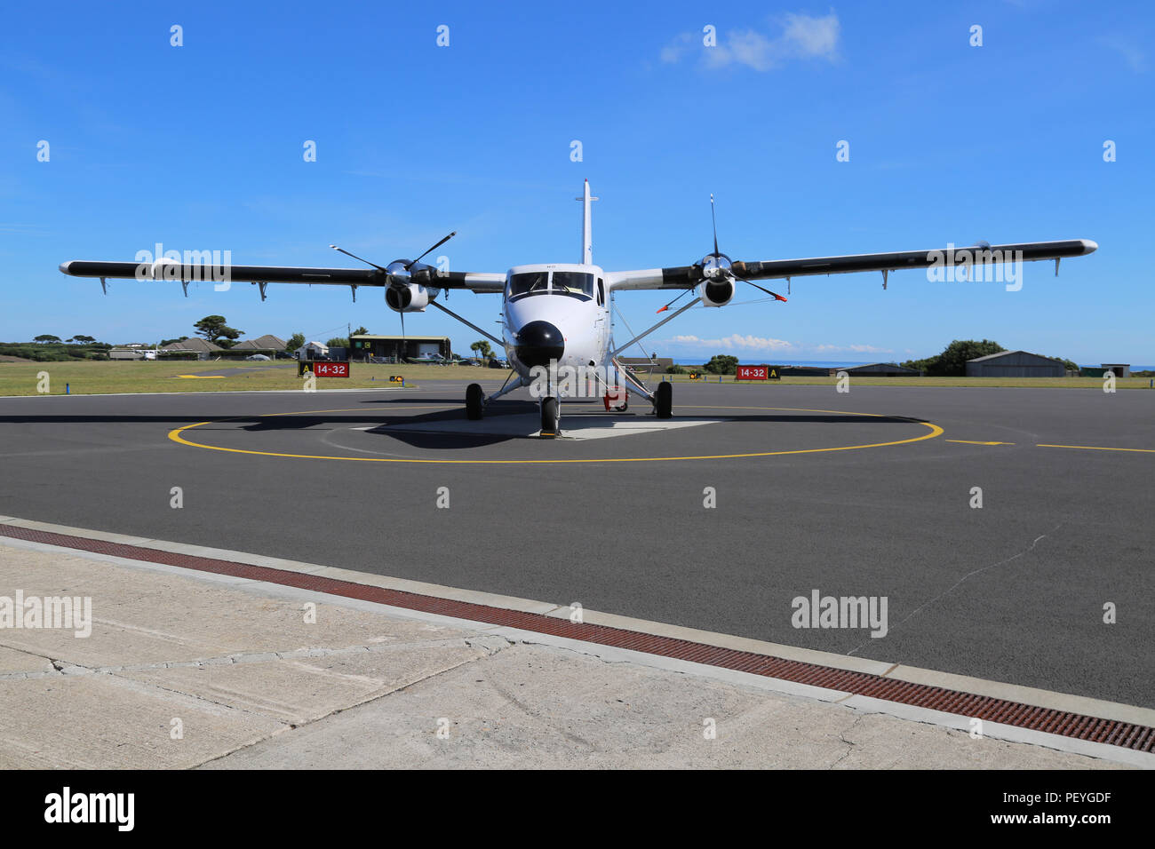 Isles of Scilly Skybus de Havilland Canada Twin Otter in St Mary's Airport, St Mary's, Scilly-inseln, Großbritannien Stockfoto