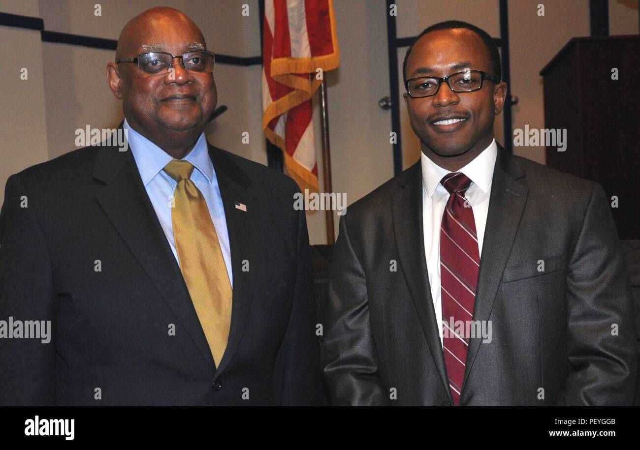 DAHLGREN, VA - Dr. William Bundy, schwer Naval Warfare Research Group Director, und Michael Hobson, Naval Surface Warfare Center Dahlgren Division (NSWCDD) Schwarz Beschäftigung Program Manager (rechts), treffen nach der Bundy's Rede auf der NSWCDD 2016 Black History Month Beachtung, 24.02.11. In seiner Rede, Bundy - ein pensionierter Navy Marine Kapitän, der seine Karriere begann als sonar Techniker - auf das Leben und den Dienst der Afrikaner, besonders diejenigen, die im Kampf gestorben wider, die das Land und die Meere von Pearl Harbor zu der Himmel über Korea weihen. (U.S. Marine Foto von Barbara Wagner/Releas Stockfoto