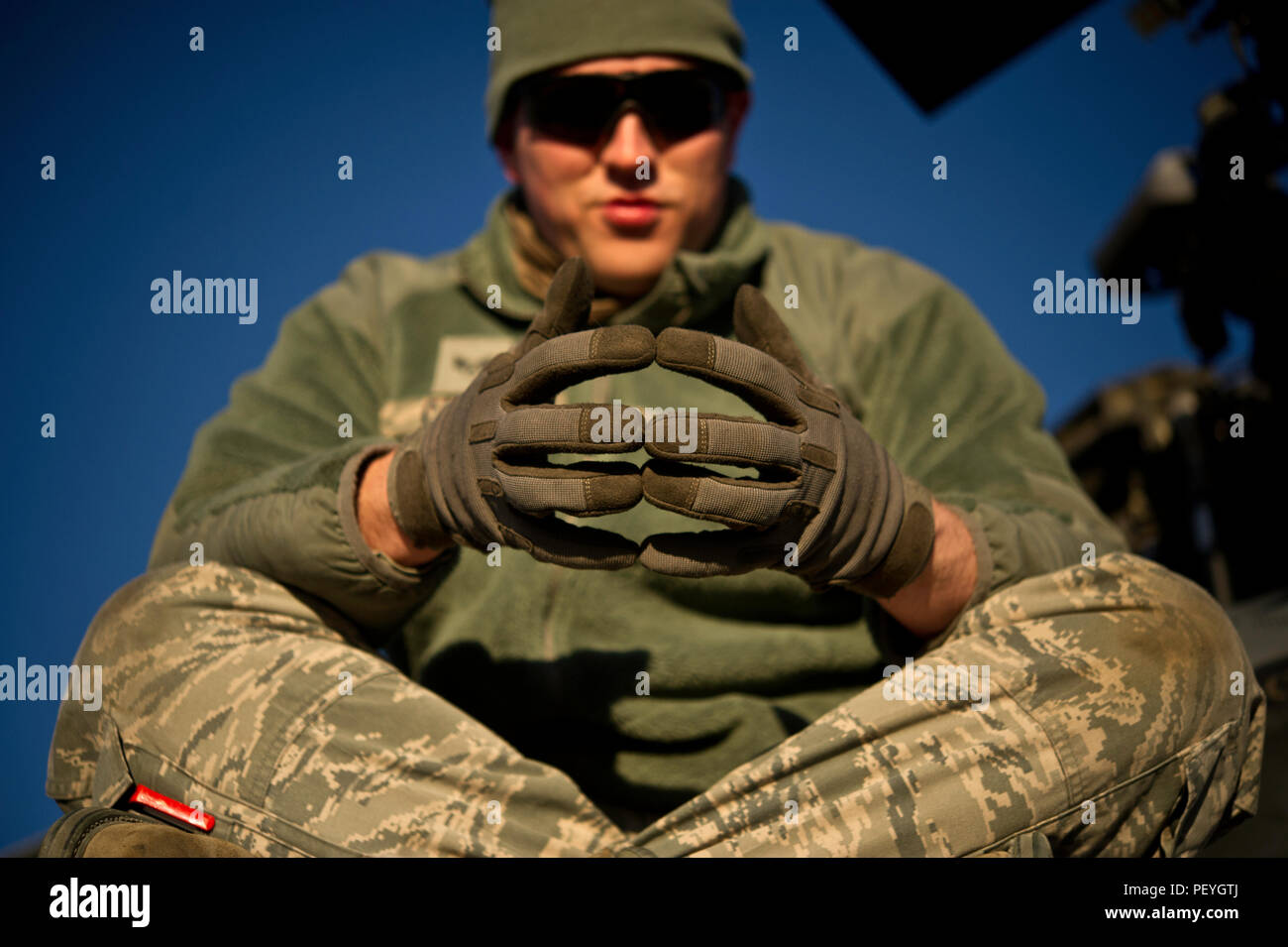 Us Air Force Senior Airman Matthew Carter, Kommunikation Navigator 823 Maintenance Squadron, beaufsichtigt die Pflege eines HH-60G Pave Hawk Hubschrauber zur Unterstützung der integrierten Übung 2-16 bei Marine Corps Air Ground Combat Center, Twentynine Palms, Calif., Feb 3, 2016. MCAGCC führt entsprechende live-fire kombinierte Waffen, städtische Betriebe und gemeinsamer/Koalition level Integration Schulung, die operativen Kräfte' Bereitschaft fördern. (U.S. Air Force Foto von älteren Flieger Matthew L. Garcia/Freigegeben) Stockfoto