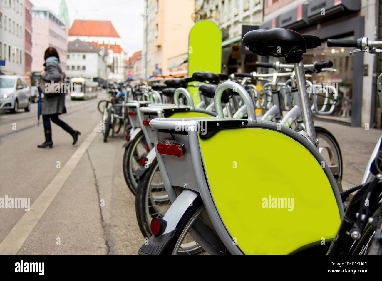 Fahrräder Fahrräder, die auf einer belebten Straße in der Stadt Augsburg geparkt mit grünen Platz für Text oder Logo copyspace Stockfoto