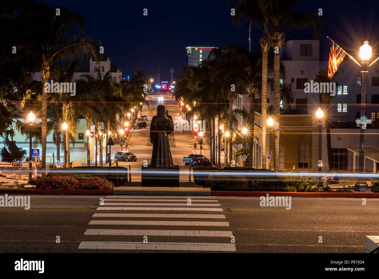 Morgen Fahrzeuge Lichter streifen Vergangenheit Junipero Serra Statue mit Blick auf die Innenstadt von Ventura, Kalifornien am 17. August 2018 Stockfoto