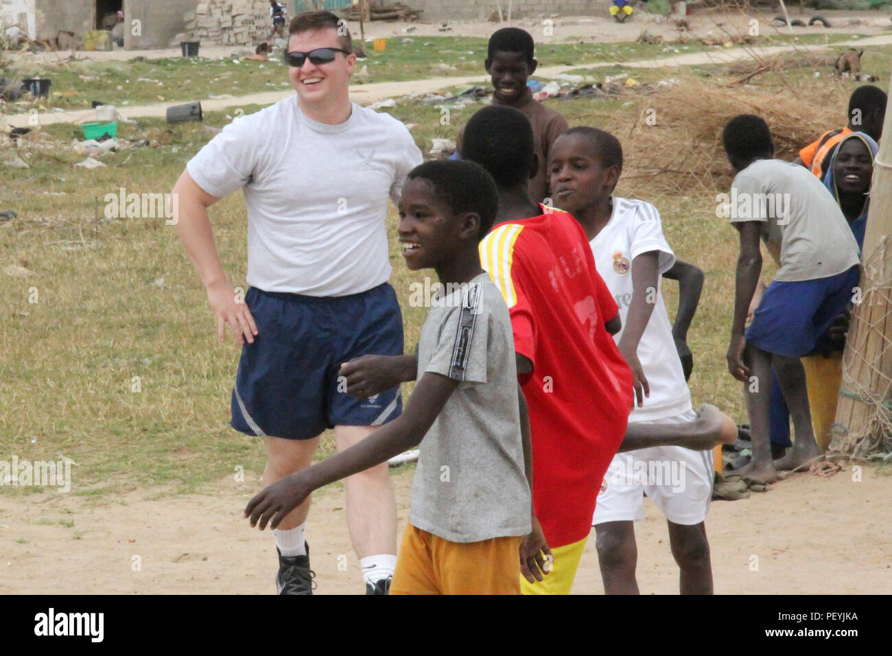 Airman 1st Class Zachary C. Mullins, von der 130 Airlift Wing, West Virginia Air National Guard, fängt sein Atem während einem Fußballspiel in Saint Louis, Senegal, 13.02.2016. Mullins teilte seine Liebe zum Sport mit der lokalen senegalesischen Kinder. (U.S. Armee Foto: Staff Sgt. Kulani J. Lakanaria/Freigegeben) Stockfoto