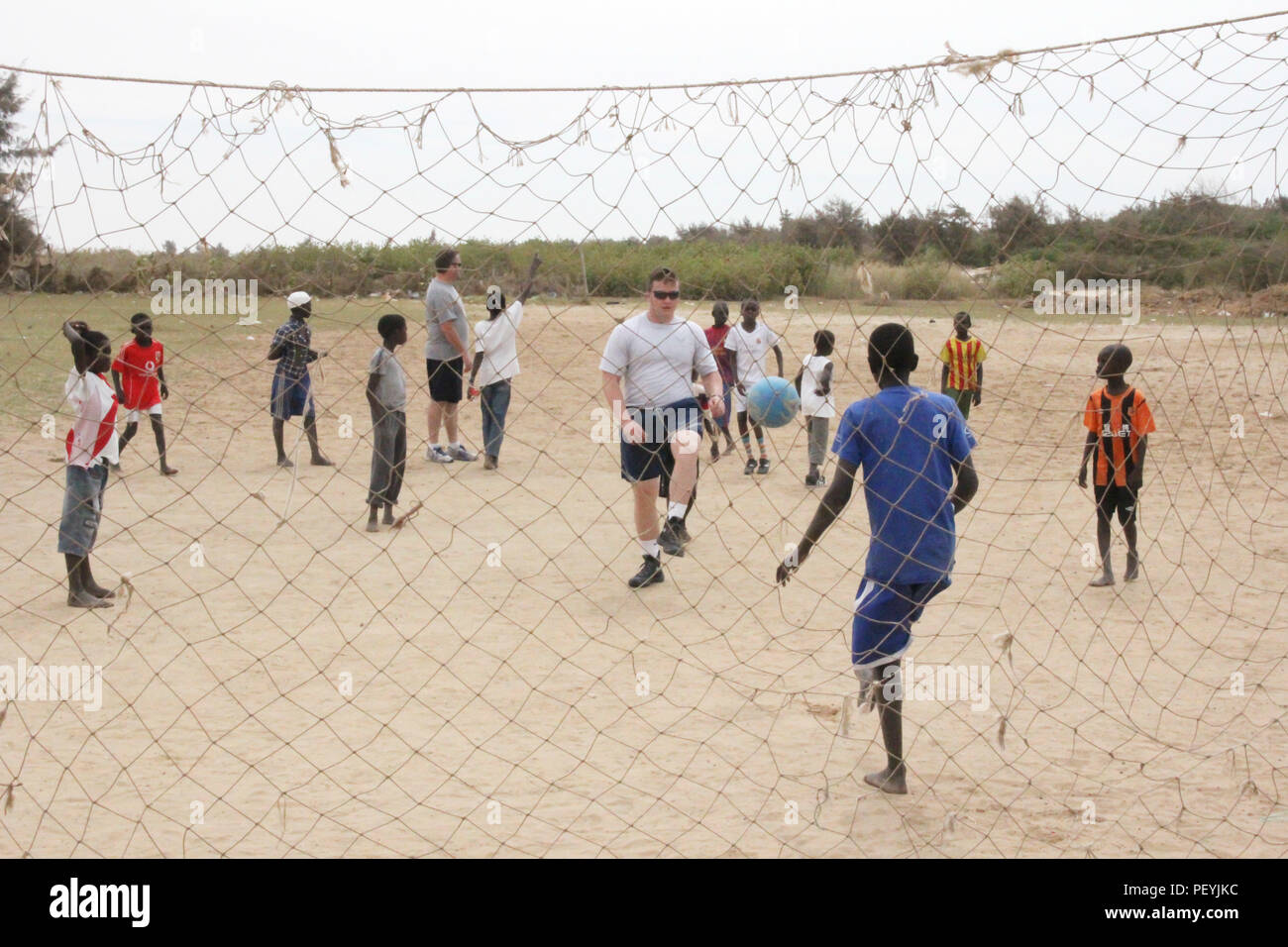 Airman 1st Class Zachary C. Mullins, von der 130 Airlift Wing, West Virginia Air National Guard, Versuche, ein Ziel in Saint Louis, Senegal, 13.02.2016. Mullins ist im Senegal für Übung Flintlock 2016. Musketen 2016 ist eine multinationale traning Übung an strenghtning Bindungen zwischen Special Operations Forces aus Afrika, Europa und Nordamerika ausgerichtet ist. (U.S. Armee Foto: Staff Sgt. Kulani J. Lakanaria) Stockfoto