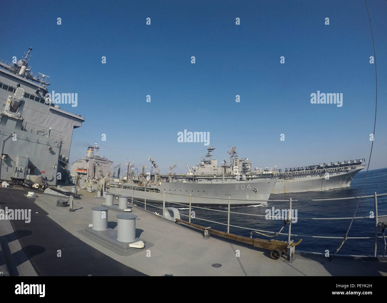 Ostküste OKINAWA (Feb. 18, 2016) - amphibische Landung dock Schiff USS Germantown (LSD 42), Links, Amphibisches Schiff USS BONHOMME RICHARD (LHD6), rechts, eine Auffüll-anforderung Verhalten auf See (RAS) mit Military Sealift Command flotte Auffüllung öler USNS Rappahannock (T-AO 204). Germantown ist an die Bonhomme Richard Amphibious Ready Group (ARG) zugeordnet und ist die Teilnahme an einer Zertifizierung (certex) mit dem begonnen 31 Marine Expeditionary Unit (MEU). Sie wird festgelegt, Amphibisches Schiff USS BONHOMME RICHARD (LHD 6) und amphibische Landung dock Schiff USS Ashland (LS zu verbinden Stockfoto