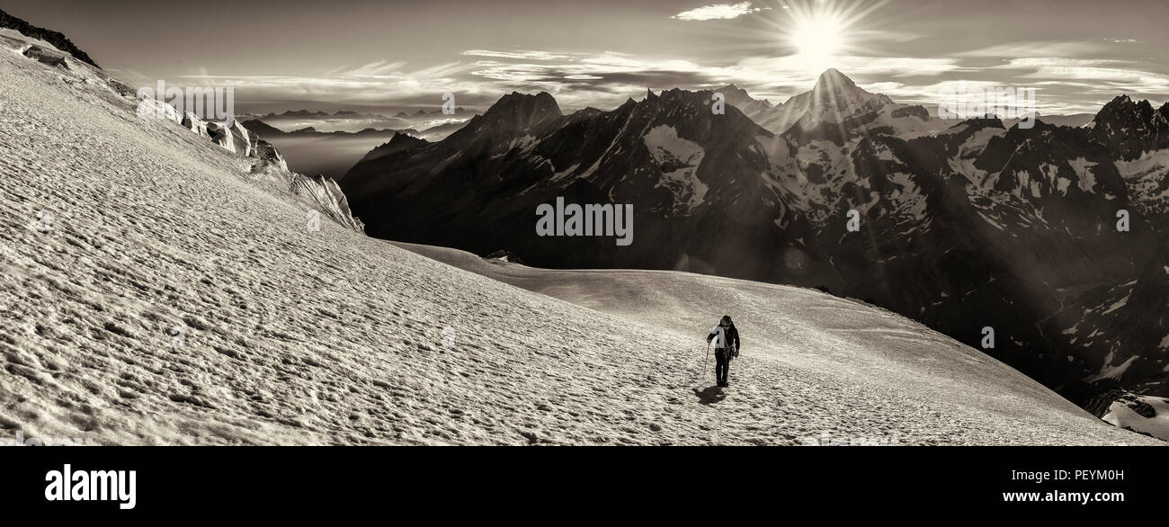 Ein Bergsteiger auf dem Pigne d'Arolla in der Schweiz Walliser Alpen Stockfoto