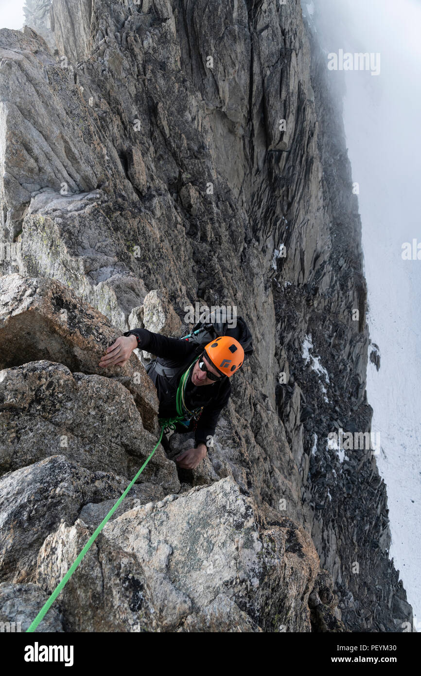 Ein Bergsteiger an die Traverse von Aiguille d'Entrees Stockfoto