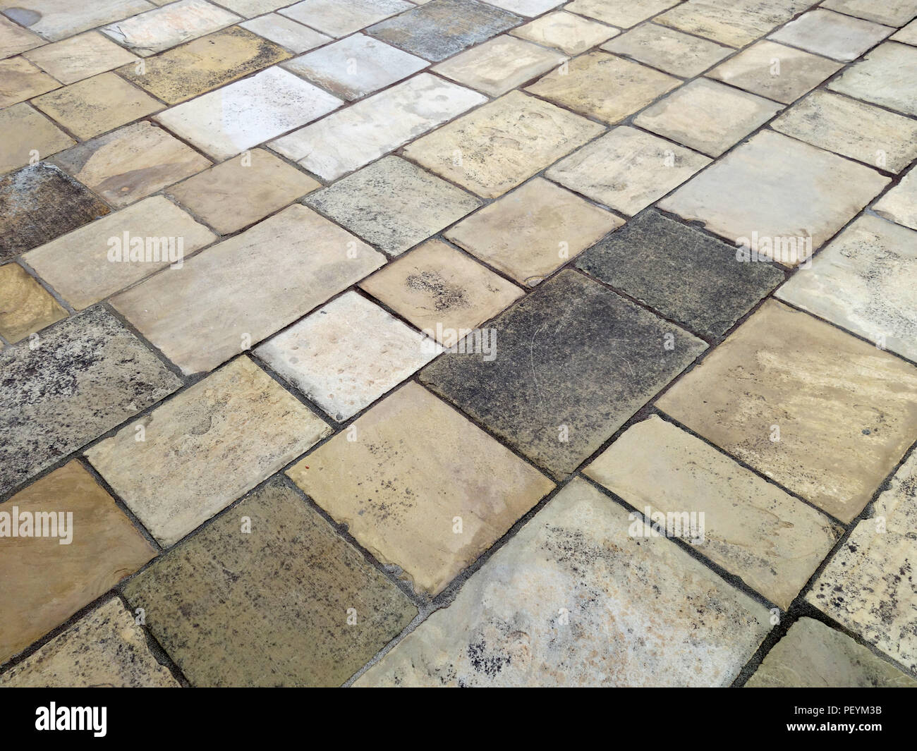 Große Bereiche wunderbaren alten echten Yorkstone Platten in gepflasterten Bereich um ein eigenes großes Haus in Yorkshire. Eigenschaft freigegeben Stockfoto