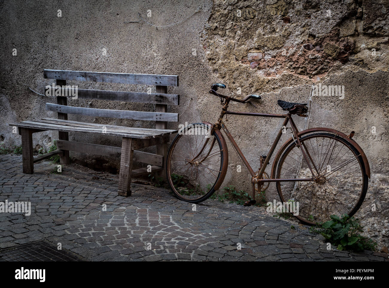 Rostiges Fahrrad auf Straße, Asolo, Italien Stockfoto