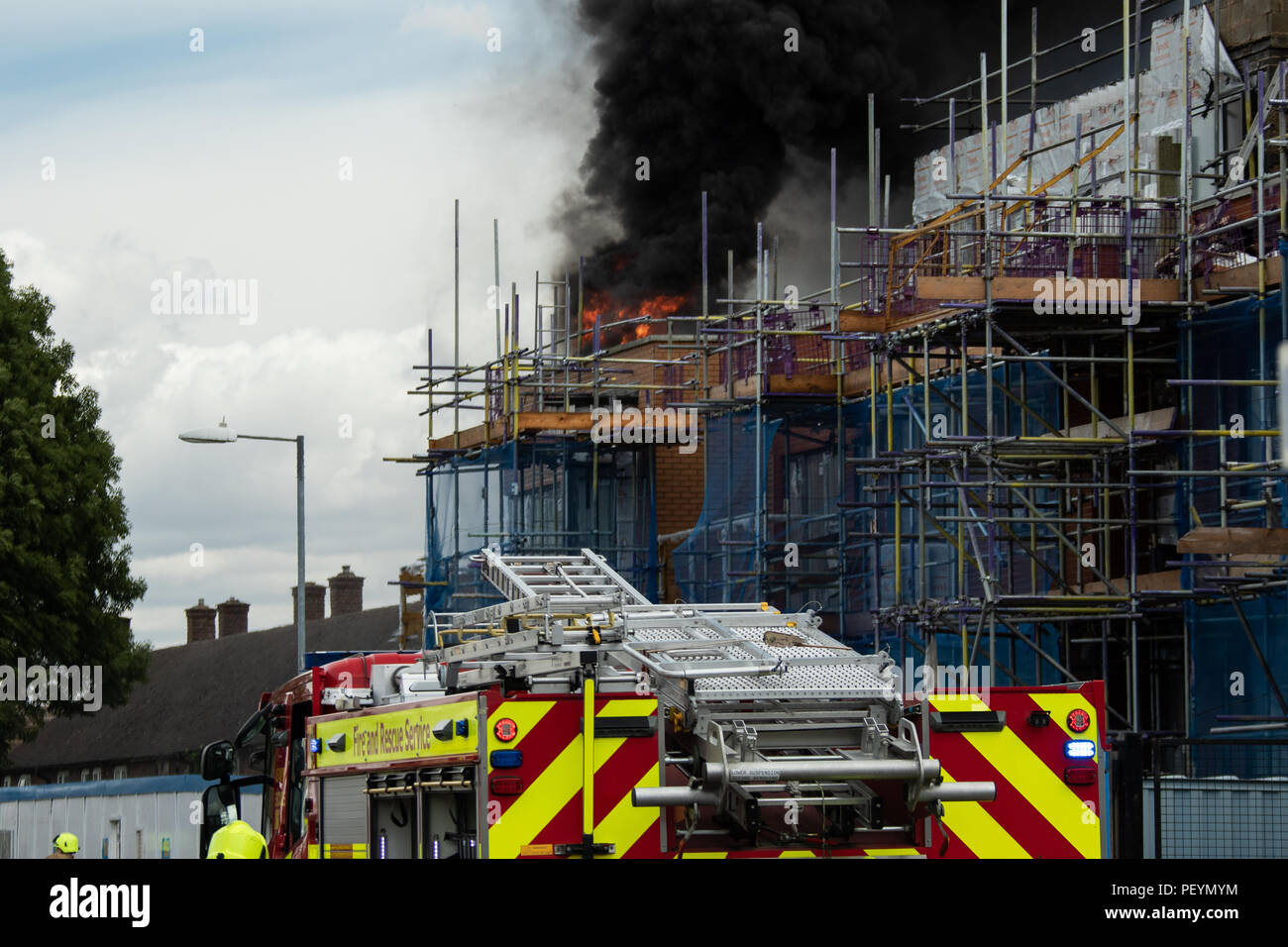 Brand an Mulalley Gehäuse Entwicklungsstandort in Loughton Essexx, durch Feuer Besatzungen angegangen Über von Essex und Londoner Feuerwehr (chingford) Stockfoto