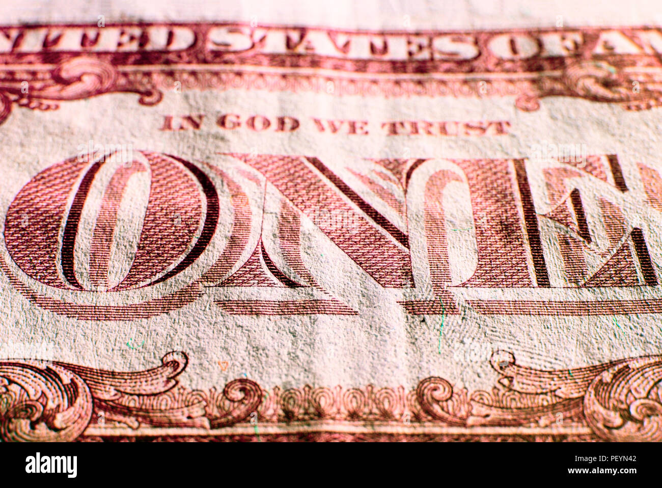 Ein Fragment von einem Dollar Note. Close-up. Rote Farbe. Stockfoto