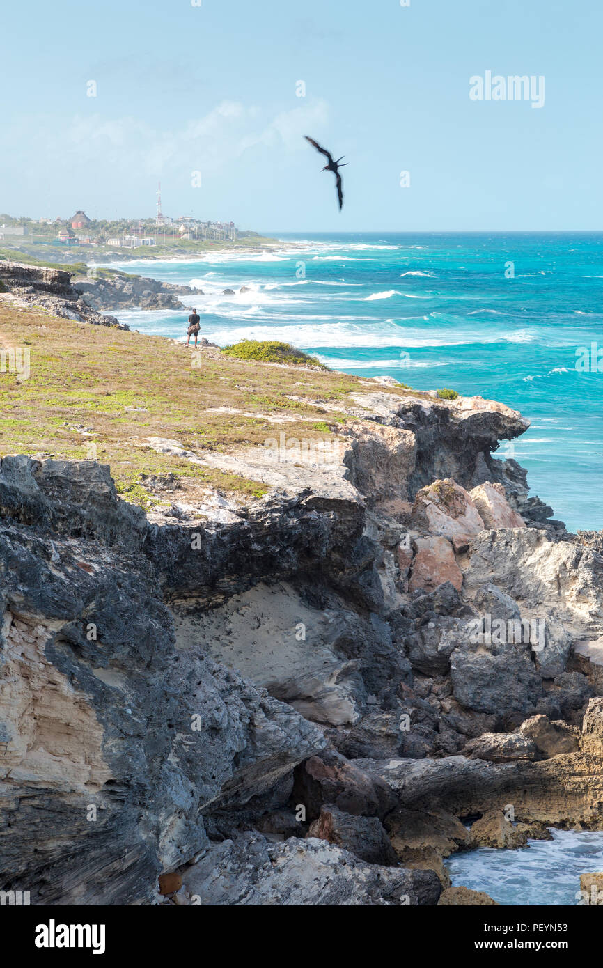 Ein Mann in der Nähe von einem Ozean - Seite Klippe auf der Isla Mujeres. Stockfoto