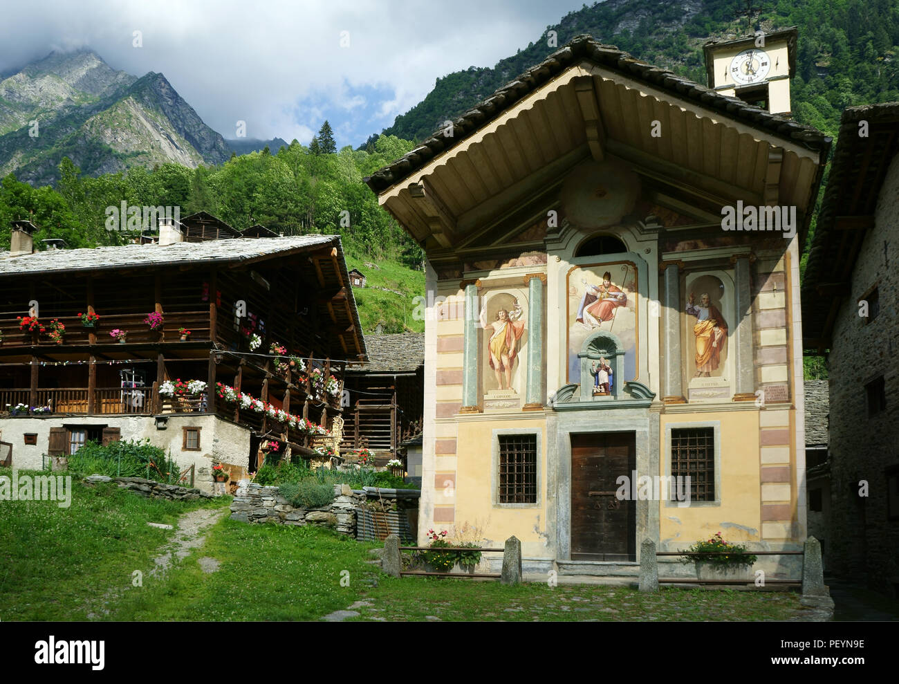 Dorf Wold mit alten Walser Haus und Kapelle in der Nähe der Stadt Alagna, Verbania, Piemont, Italien Stockfoto