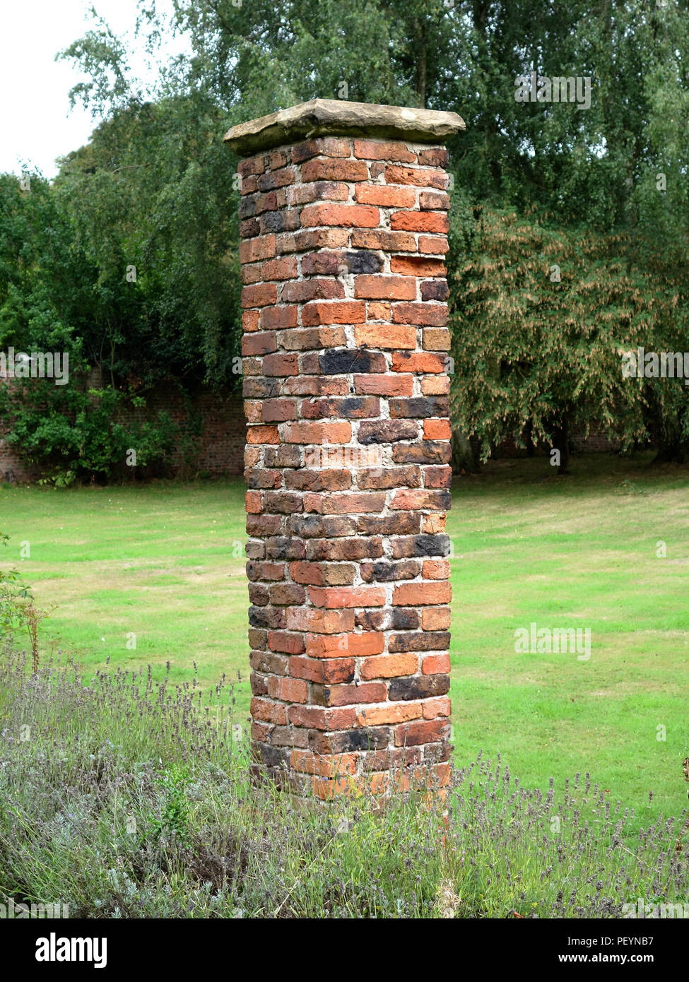 Volle Höhe Säule eines viktorianischen Garten backstein Pergola. Diese