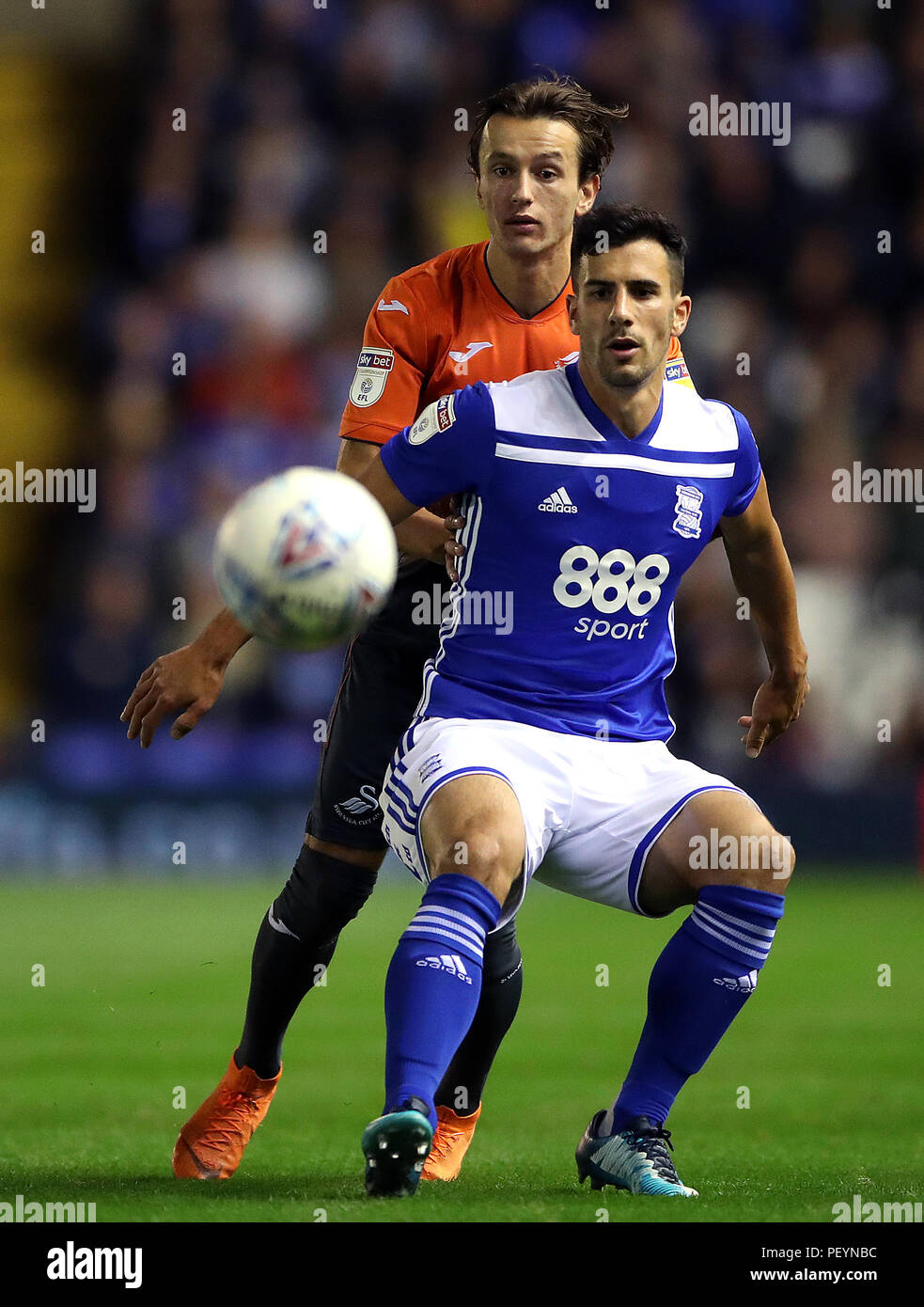 Die Swansea City Bersant Celina (links) und Birmingham City Maxime Colin (rechts) Kampf um den Ball in den Himmel Wette Championship Match in St. Andrew's Billion Trophäe Stadion, Birmingham. Stockfoto