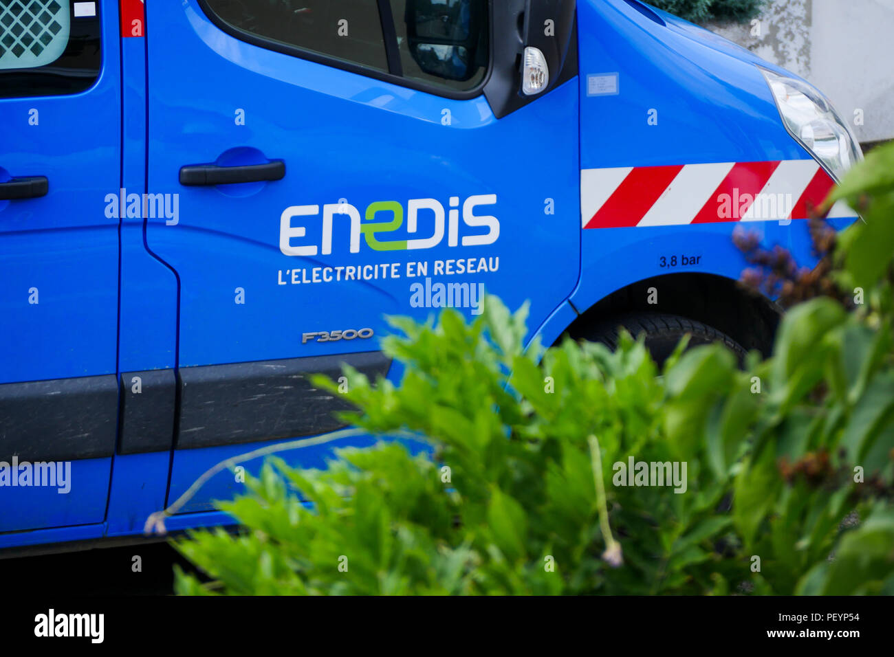 Enedis strom Unternehmen Team bei der Arbeit in einem Wohngebiet, Lyon, Frankreich Stockfoto