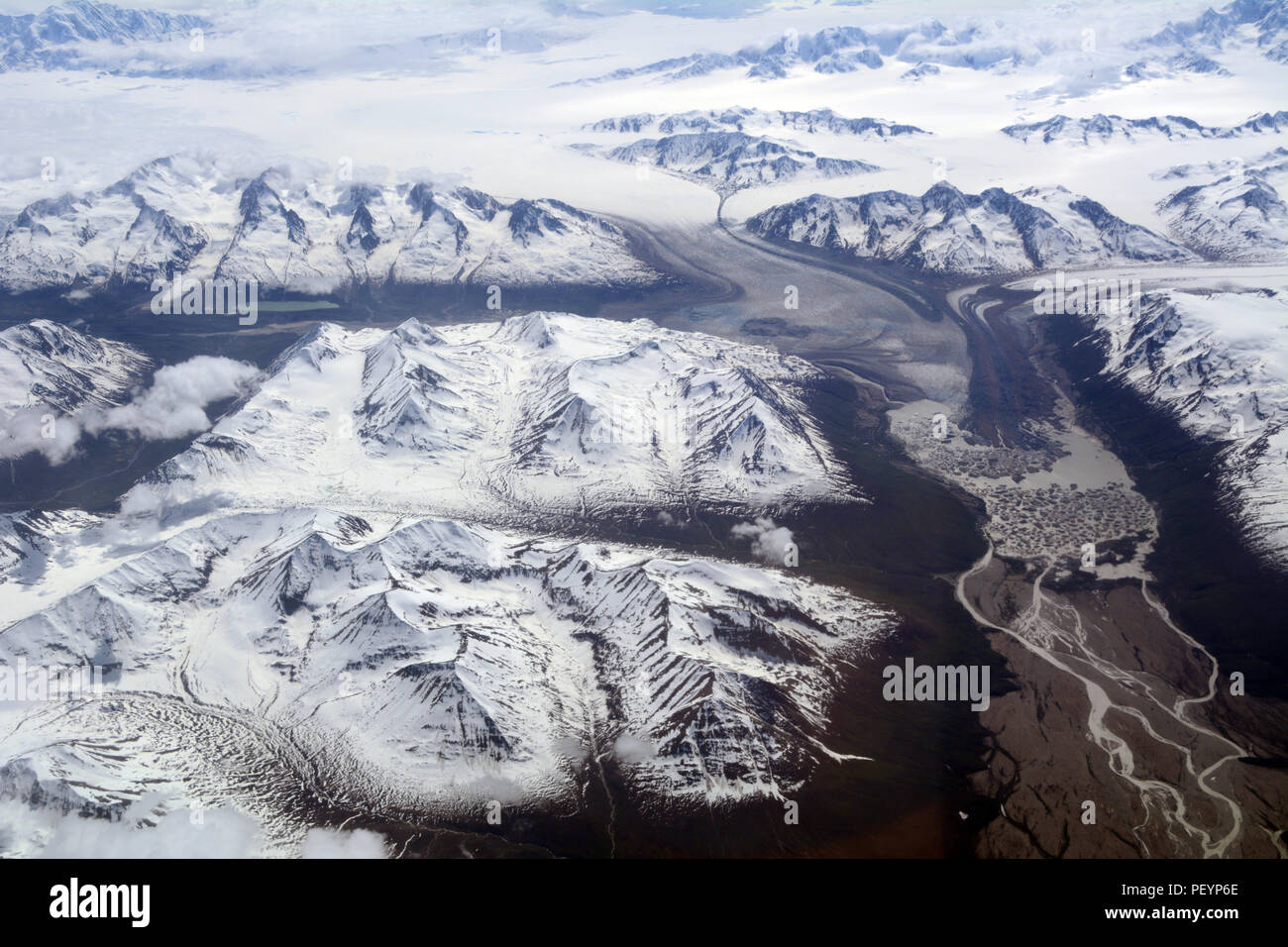 Ein Luftbild der Berge, Gletscher und glazialen Seen und Flüsse in Wrangell St. Elias National Park, Alaska, USA. Stockfoto