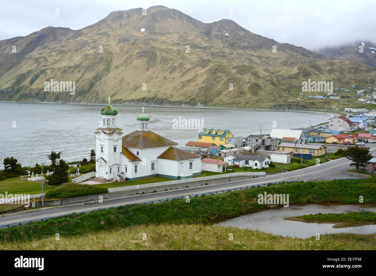 Die Kirche des Heiligen Himmelfahrt, einem Gebäude aus dem 19. Jahrhundert Orthodoxe Kirche in der Stadt Unalaska, Unalaska Island, Alaska, Aleuten Archipel. Stockfoto
