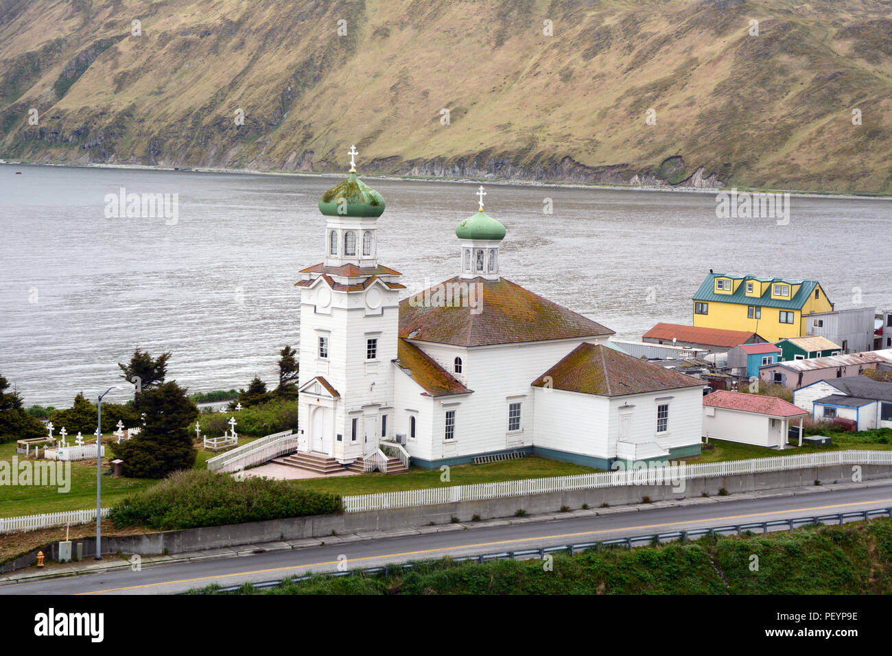 Die Kirche des Heiligen Himmelfahrt, einem Gebäude aus dem 19. Jahrhundert Orthodoxe Kirche von Russischen Kolonisten erbaut, Unalaska Insel Archipel, Aleuten, Alaska. Stockfoto