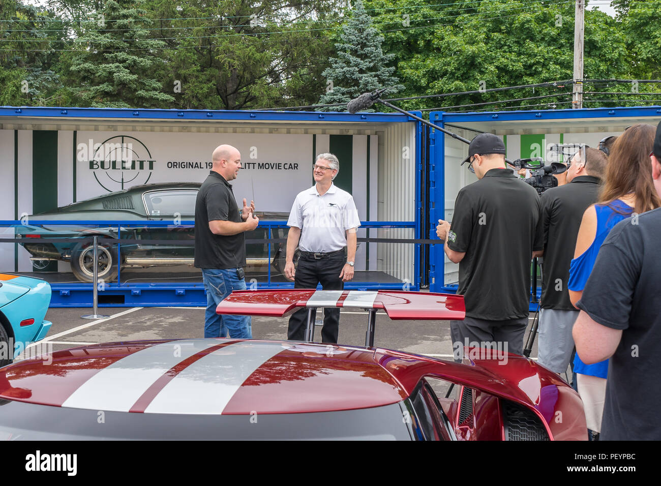 ROYAL OAK, MI/USA - 17. AUGUST 2018: Carl Widman, Chief Engineer, Inhaber Sean Kiernan, original 1968 Ford Mustang Bullitt mit Steve McQueen. Stockfoto