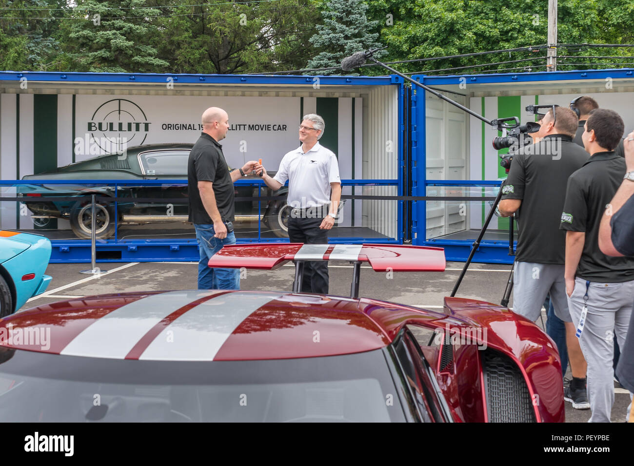 ROYAL OAK, MI/USA - 17. AUGUST 2018: Carl Widman, Chief Engineer, Inhaber Sean Kiernan, original 1968 Ford Mustang Bullitt mit Steve McQueen. Stockfoto