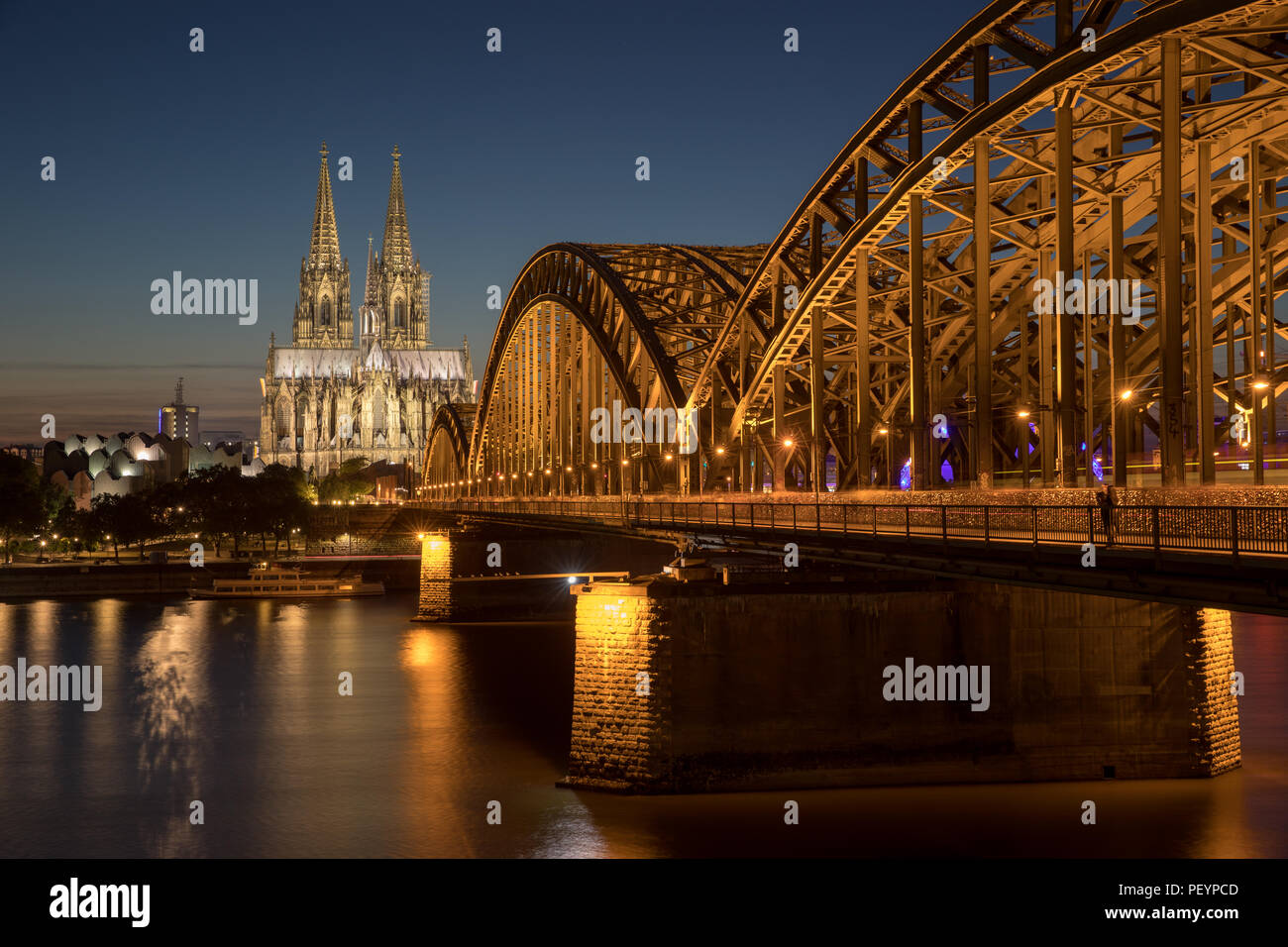 Ein Blick auf die Brücke und den Kölner Dom von der Riverside bei Nacht Stockfoto