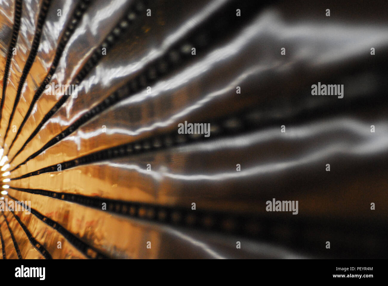 Eine zeitgenössische künstlerische Bild von lichtreflexionen an den Wänden der U-Bahn. Stockfoto