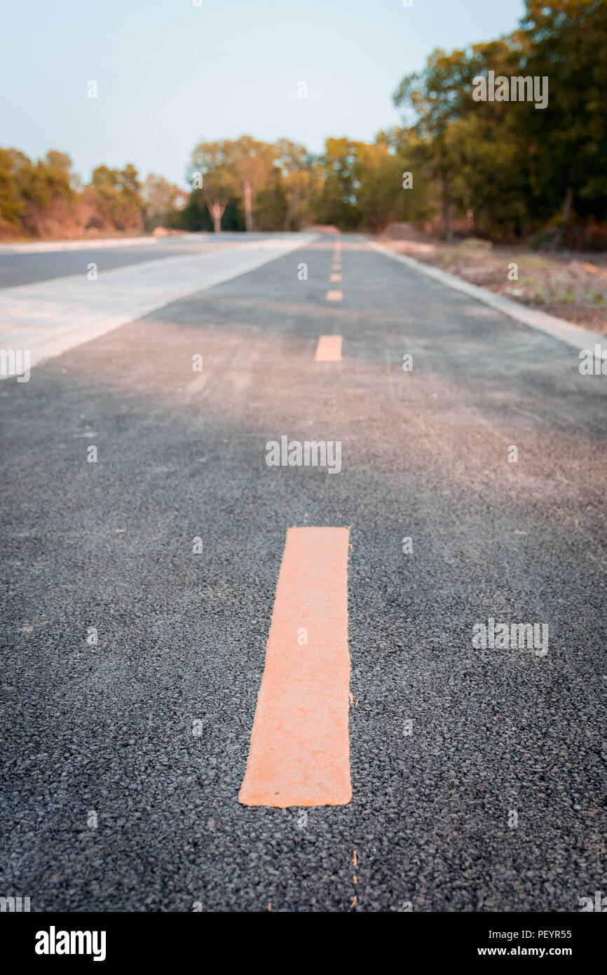 Gelbe Linie Asphaltdecke auf der Straße Textur, Stockfoto