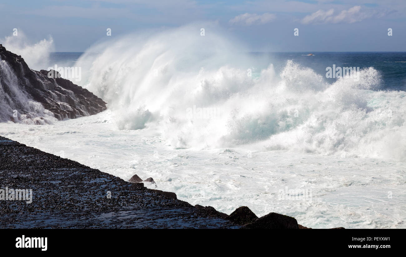 Massive Welle schlagen das felsige Ufer auf Teneriffa Stockfoto