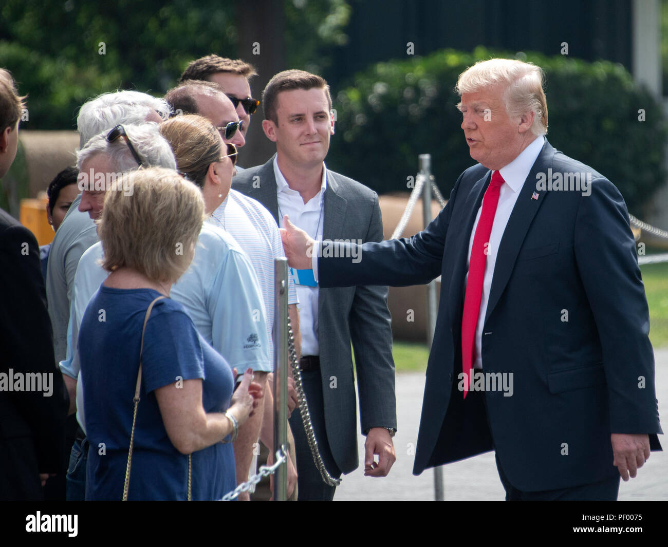 Präsidenten der Vereinigten Staaten Donald J. Trumpf grüßt Gratulanten vor Sitzung Reporter während einer improvisierten drücken Sie die Verfügbarkeit auf dem Südrasen des Weißen Hauses in Washington, DC am Freitag, 17. August 2018. Der Präsident wird in Southampton, New York, wo er in einem Roundtable mit Anhänger vor dem Bedminster, New Jersey, wo er das Wochenende verbringen werden teilnehmen werden. Credit: Ron Sachs/CNP/MediaPunch Stockfoto