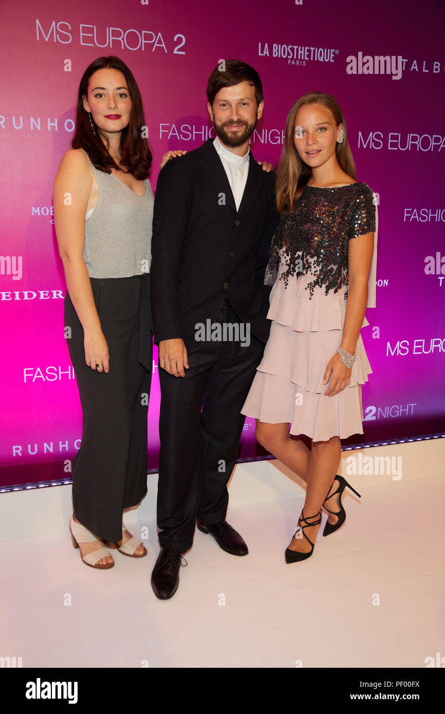 Hamburg, Deutschland. 17 Aug, 2018. Maria Ehrich (L-R), Franz Dinda und Sonja Gerhardt, Schauspieler, stand auf dem roten Teppich des "Mode 2 Übernachtung auf der MS Europa. Quelle: Georg Wendt/dpa/Alamy leben Nachrichten Stockfoto