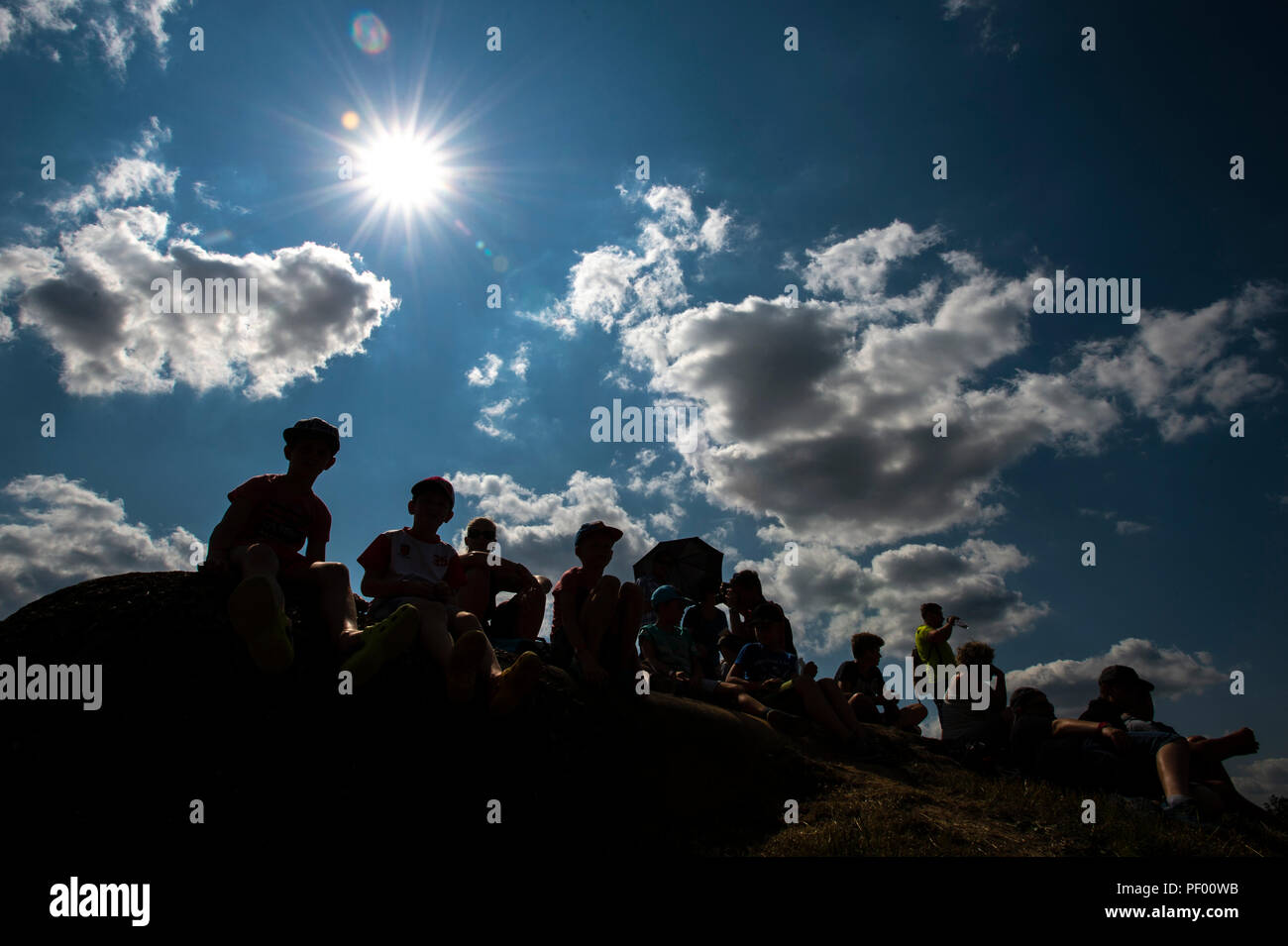 Kraliky, Tschechische Republik. 17 Aug, 2018. Der Tag der Unterstützung der Kräfte der tschechischen Armee - Cihelna 2018 am 17. August 2018 begann, in Kraliky, Tschechische Republik. Auf der phoro sind Besucher auf einem kleinen Hügel gesehen. Quelle: David Tanecek/CTK Photo/Alamy leben Nachrichten Stockfoto