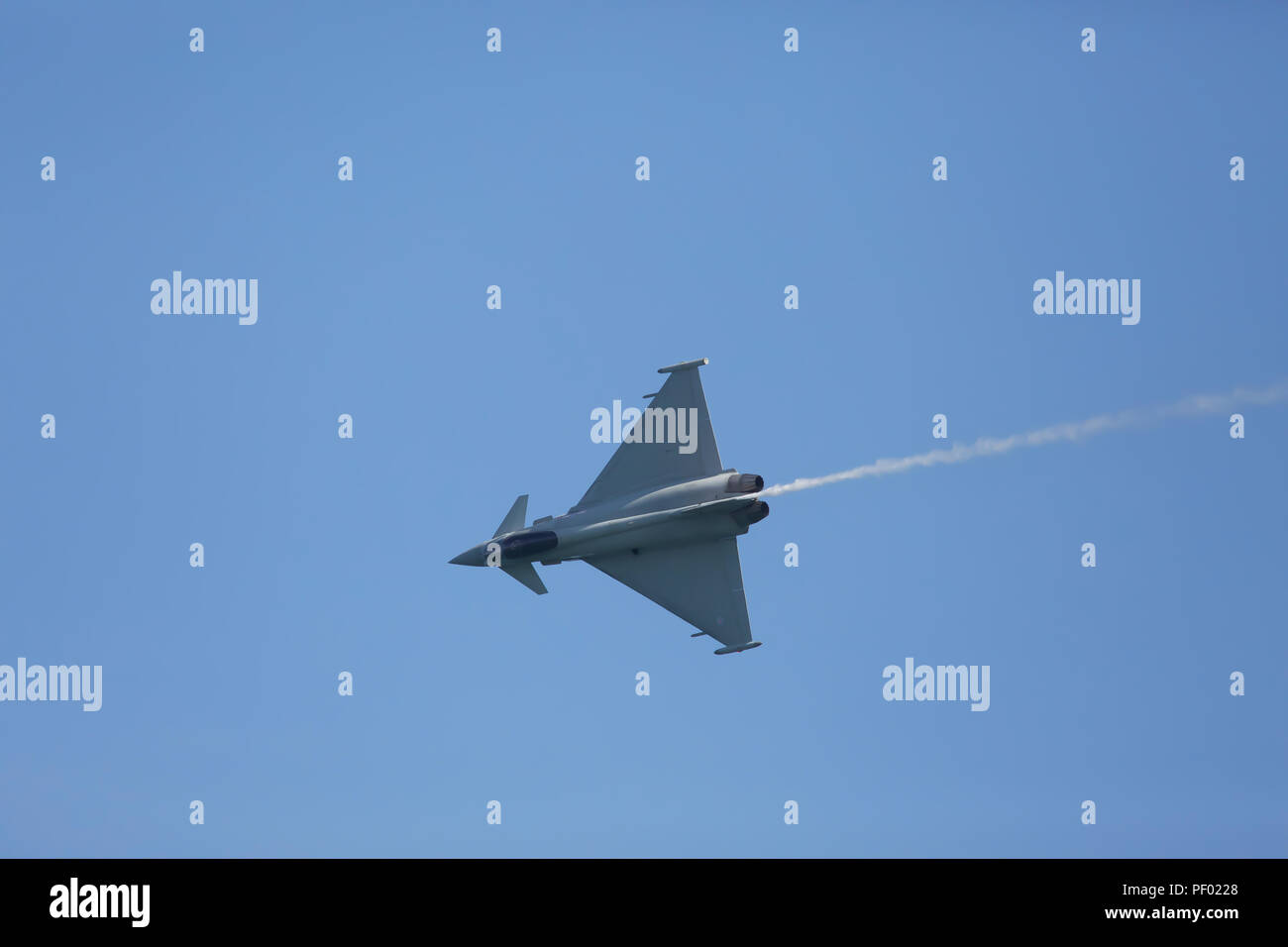 Eastbourne, UK, 17 August, 2018, das Eastbourne Airshow mit blauem Himmel. Riesige Menschenmengen teilnehmen mit größeren Menschenmengen am Wochenende erwartet. Waren Massen an Displays durch die roten Pfeile, Chinook HC6, Battle of Britain Memorial Flight, Spitfire X1, Kotflügel Wanderer und viele andere. Credit: Keith Larby/Alamy Leben Nachrichten behandelt Stockfoto