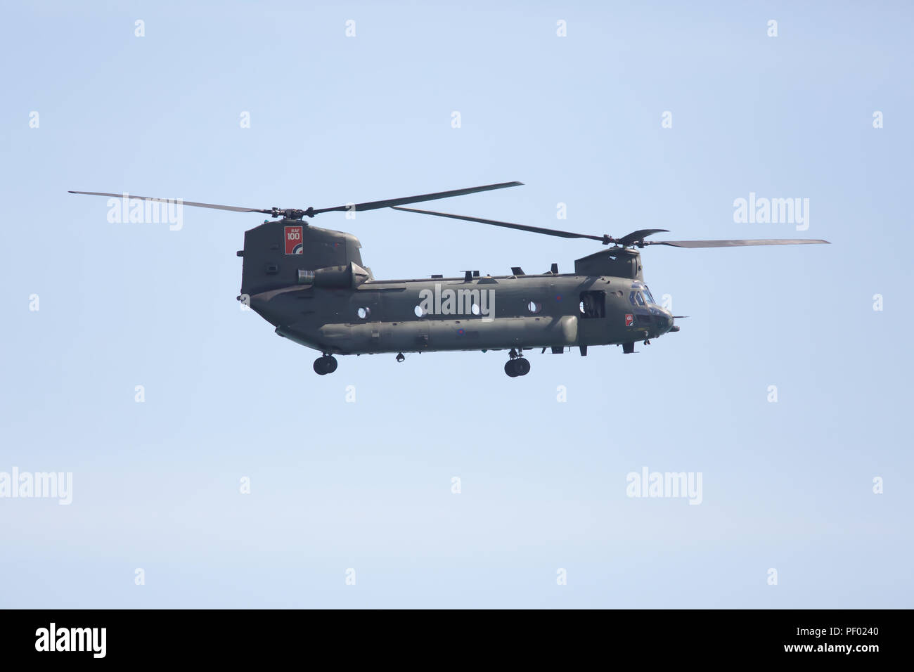 Eastbourne, UK, 17 August, 2018, das Eastbourne Airshow mit blauem Himmel. Riesige Menschenmengen teilnehmen mit größeren Menschenmengen am Wochenende erwartet. Waren Massen an Displays durch die roten Pfeile, Chinook HC6, Battle of Britain Memorial Flight, Spitfire X1, Kotflügel Wanderer und viele andere. Credit: Keith Larby/Alamy Leben Nachrichten behandelt Stockfoto