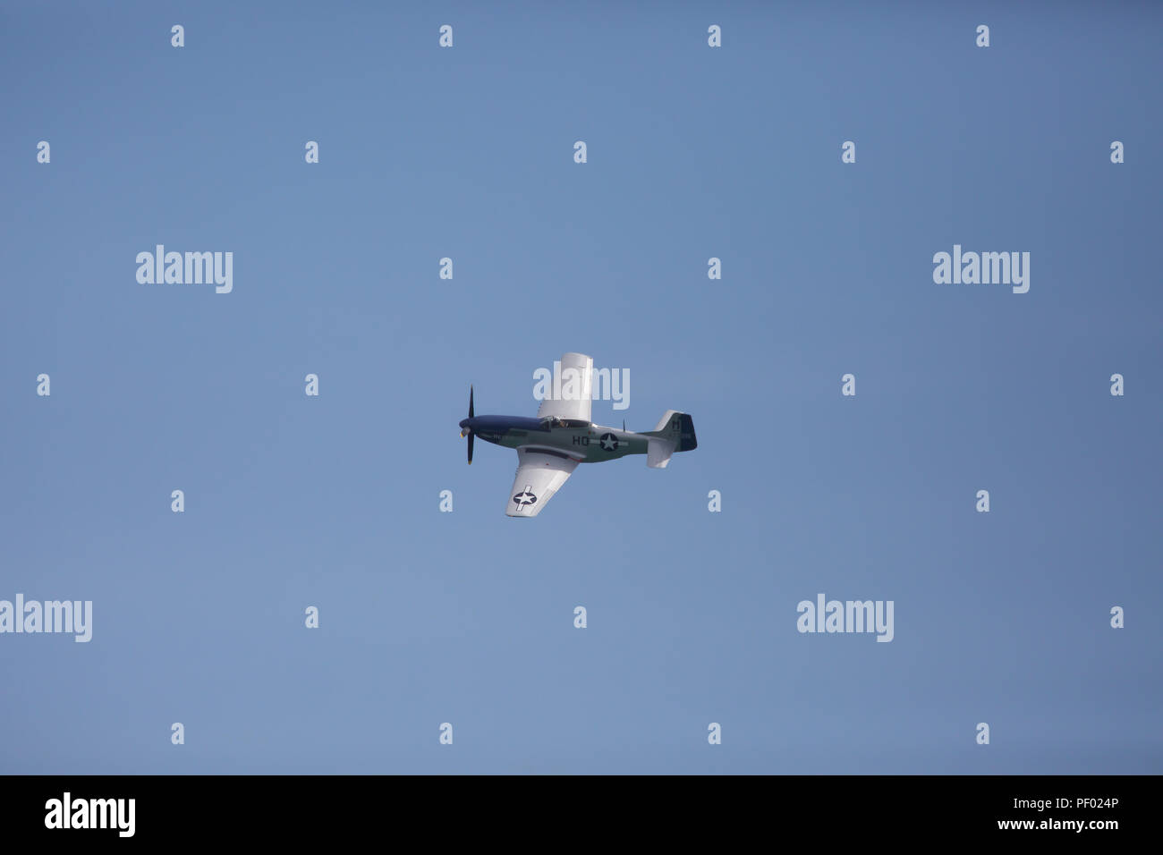 Eastbourne, UK, 17 August, 2018, das Eastbourne Airshow mit blauem Himmel. Riesige Menschenmengen teilnehmen mit größeren Menschenmengen am Wochenende erwartet. Waren Massen an Displays durch die roten Pfeile, Chinook HC6, Battle of Britain Memorial Flight, Spitfire X1, Kotflügel Wanderer und viele andere. Credit: Keith Larby/Alamy Leben Nachrichten behandelt Stockfoto