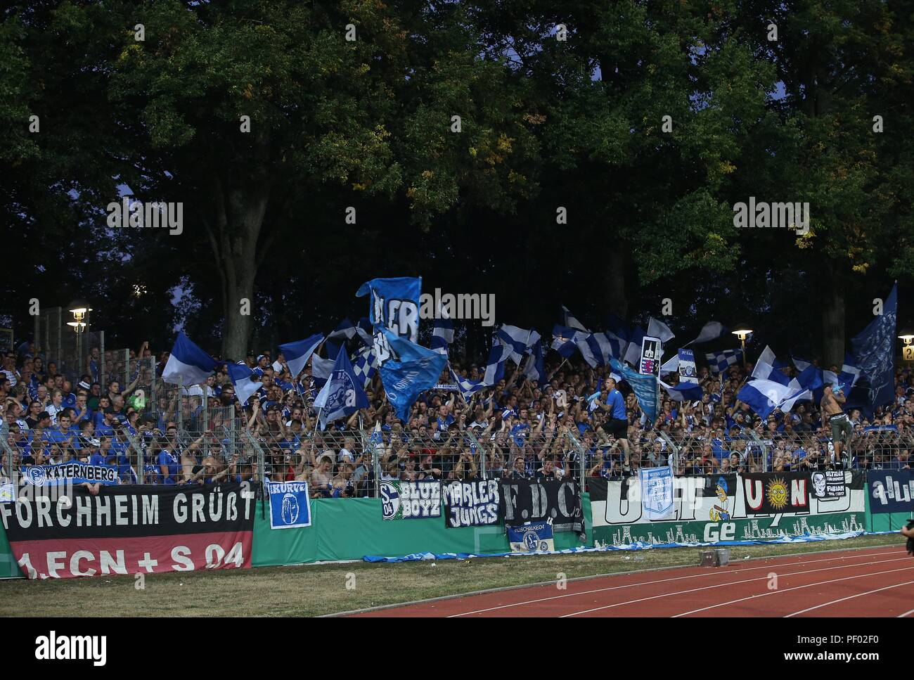 Schweinfurt, Deutschland. 17 Aug, 2018. firo: 17.08.2018, Fußball, 1.Bundesliga, Saison 2018/2019, DFB-Pokal, Pokal, 1. Runde, FC Schweinfurt 05 - FC Schalke 04 Fans Schalke im Willy-Sachs-Stadion | Verwendung der weltweiten Kredit: dpa/Alamy leben Nachrichten Stockfoto