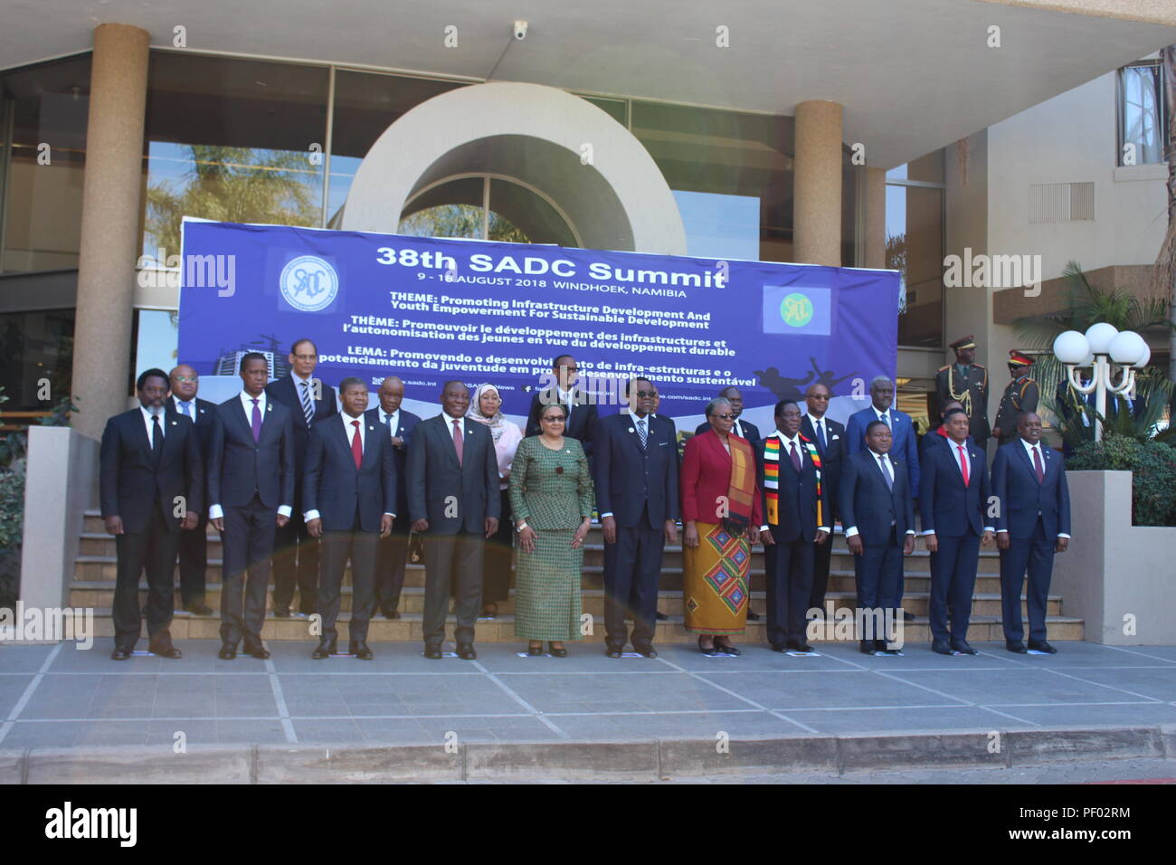 Windhoek, Namibia. 17 Aug, 2018. Führer der Southern African Development Community (SADC) posieren für ein Gruppenfoto während der 38Th SADC-Gipfel in Windhoek, Namibia, am 12.08.17., 2018. Der Gipfel findet unter dem Motto: "Förderung der Infrastruktur und Youth Empowerment für eine Nachhaltige Entwicklung." Quelle: Nampa/Xinhua/Alamy leben Nachrichten Stockfoto