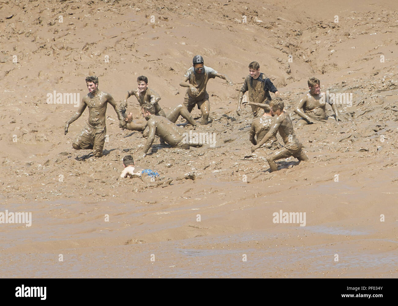 In Wolfville, Nova Scotia, Kanada. 17 Aug, 2018. Mitglieder der Rugby Ontario (Kanada) Rugby Team Suhlen im Schlamm an der Minas Basin zwischen entspricht. Die U16 Mannschaft wurde in Wolfville für die östlichen Kanadischen Rugby-WM, die mehr als 35 Mannschaften aus ganz Kanada. Credit: PJ Heller/ZUMA Draht/Alamy leben Nachrichten Stockfoto