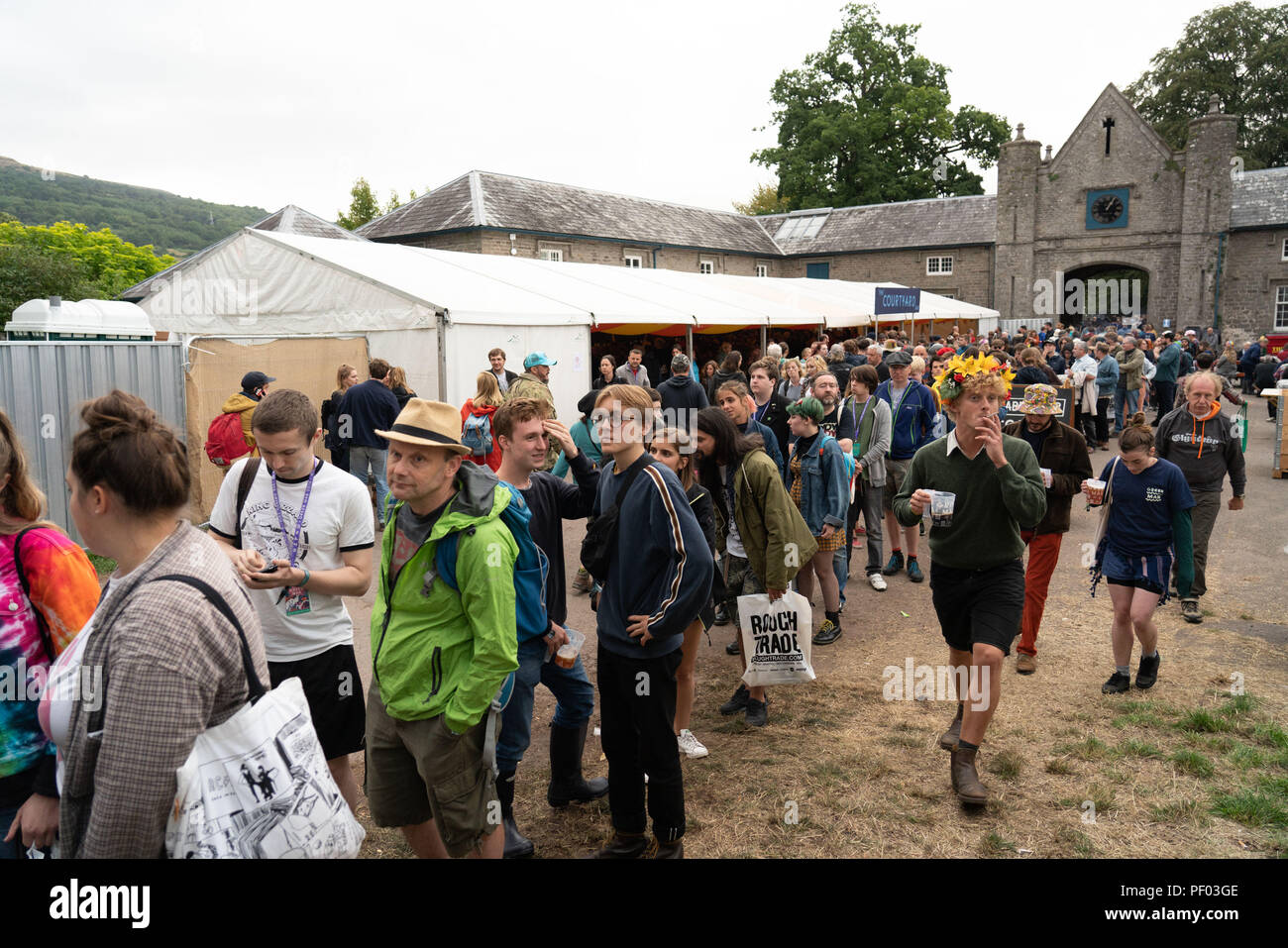 Glanusk Park, Brecon, Wales, 17. August 2018. Tag Einer der Grüne Mann Musik Festival in die Brecon Beacons Berge in Wales. Im Bild: Dachhimmel König Gizzard und die Eidechse Assistent ein unterzeichnen und eine riesige Schlange von Fans warteten sie auf die Rough Trade Zelt zu sehen. Bild: Rob Watkins/Alamy leben Nachrichten Stockfoto