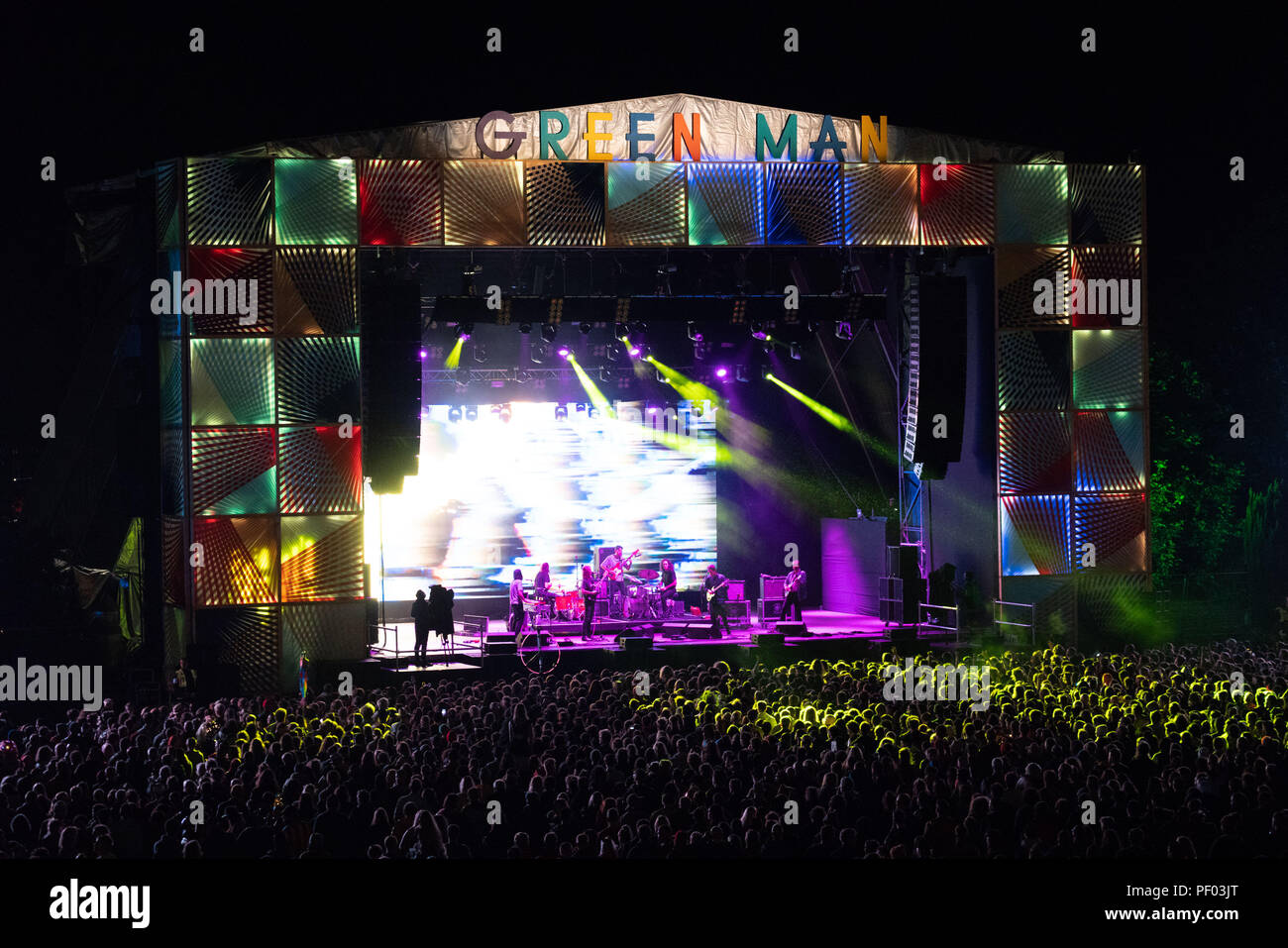 Glanusk Park, Brecon, Wales, 17. August 2018. Tag eins des Green man Musikfestivals in den Brecon Beacons Mountains in Wales. Im Bild: Ein großer Blick auf die Bühne und die Headliner King Gizzard und der Lizard Wizard spielen die Hauptbühne der Berge. Quelle: Rob Watkins/Alamy Live News Stockfoto