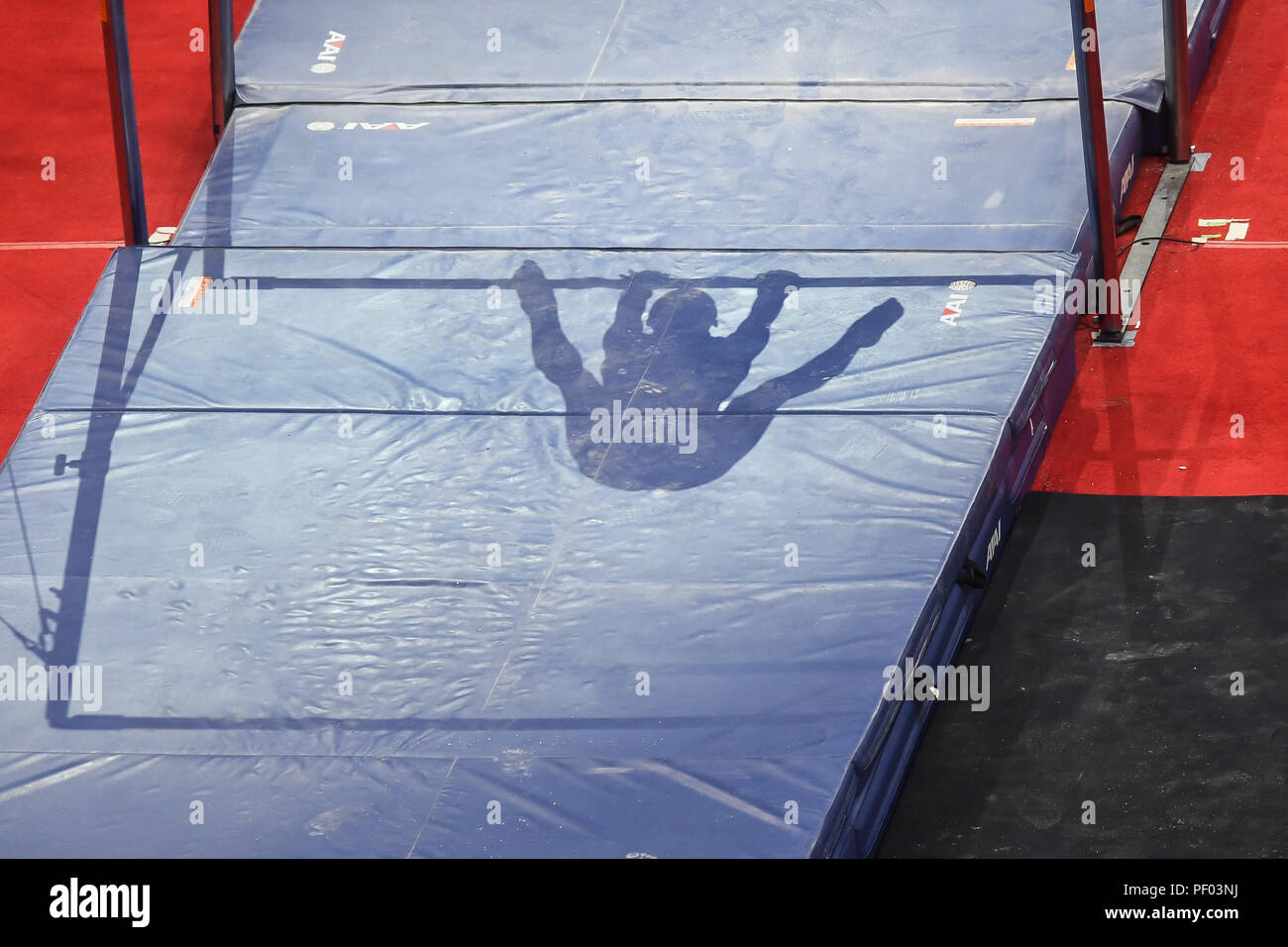Boston, Massachussetts, USA. 17 Aug, 2018. Ein gymnasts Schatten zeigt die Bewegungen tut sie am Stufenbarren ist während der Aufwärmphase vor der ersten Runde des Wettbewerbs bei TD Garden in Boston, Massachusetts. Credit: Amy Sanderson/ZUMA Draht/Alamy leben Nachrichten Stockfoto