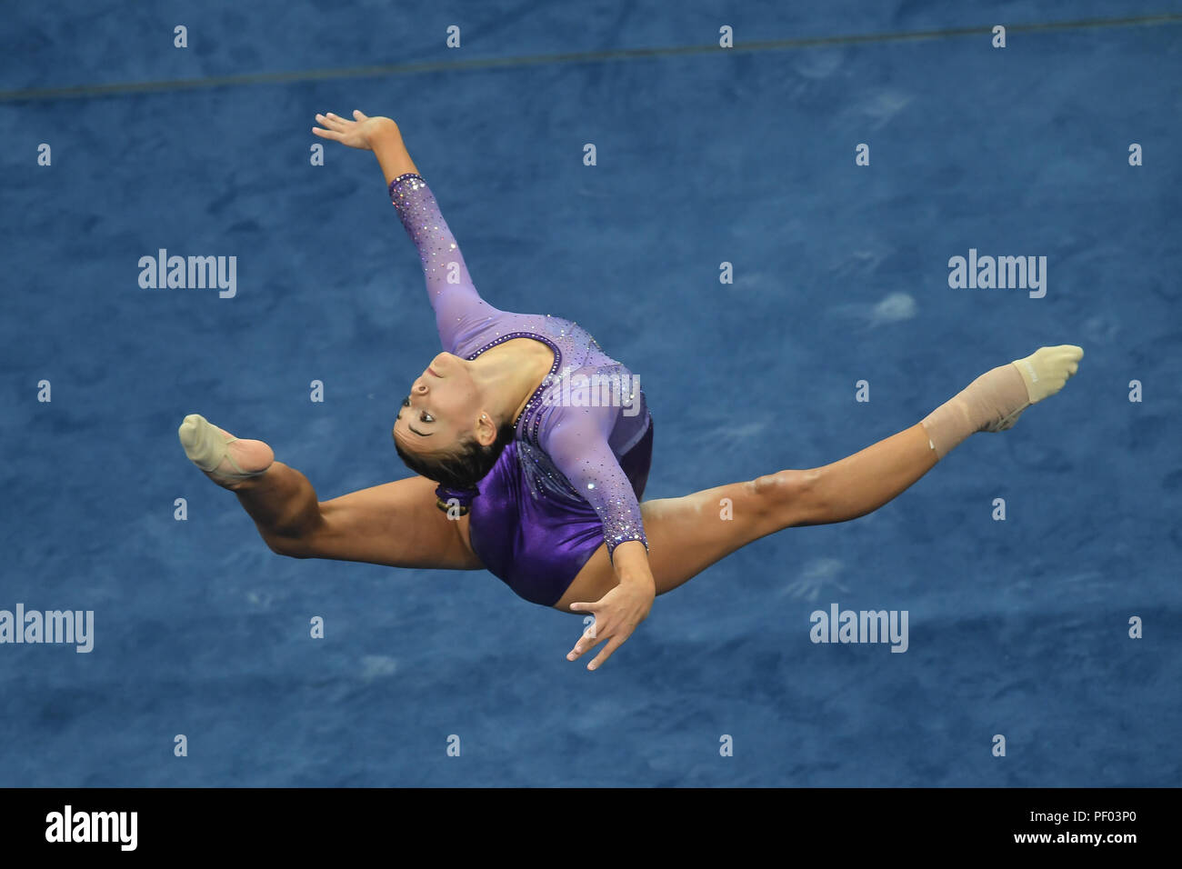 Boston, Massachussetts, USA. 17 Aug, 2018. OLIVIA DUNNE übt ihre Routine auf dem Boden Übung während der Aufwärmphase vor der ersten Runde des Wettbewerbs bei TD Garden in Boston, Massachusetts. Credit: Amy Sanderson/ZUMA Draht/Alamy leben Nachrichten Stockfoto