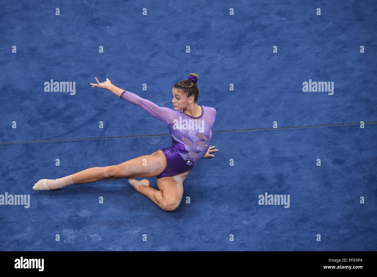 Boston, Massachussetts, USA. 17 Aug, 2018. OLIVIA DUNNE übt ihre Routine auf dem Boden Übung während der Aufwärmphase vor der ersten Runde des Wettbewerbs bei TD Garden in Boston, Massachusetts. Credit: Amy Sanderson/ZUMA Draht/Alamy leben Nachrichten Stockfoto