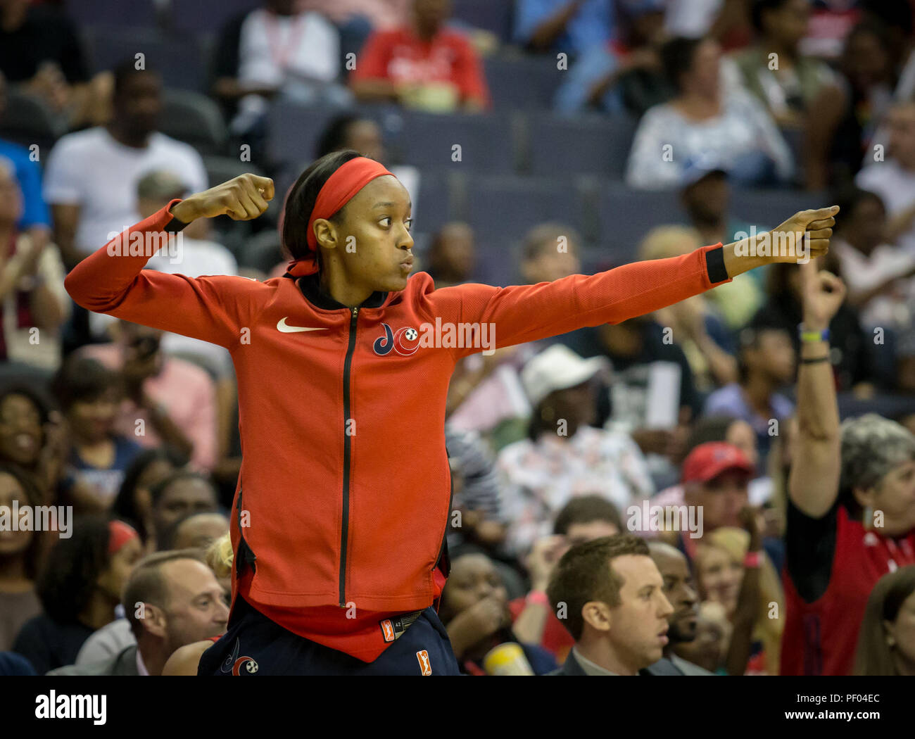 Washington, USA. August 17, 2018: Washington Mystics guard Shatori Walker-Kimbrough (32) feiert die drei Zeiger als Mystiker ziehen voran zum ersten Mal während des Spiels zwischen den Los Angeles Sparks gemacht vs Washington Mystics in der Hauptstadt zu einer Arena, in Washington, DC. Cory Royster/Cal Sport Media Credit: Cal Sport Media/Alamy leben Nachrichten Stockfoto